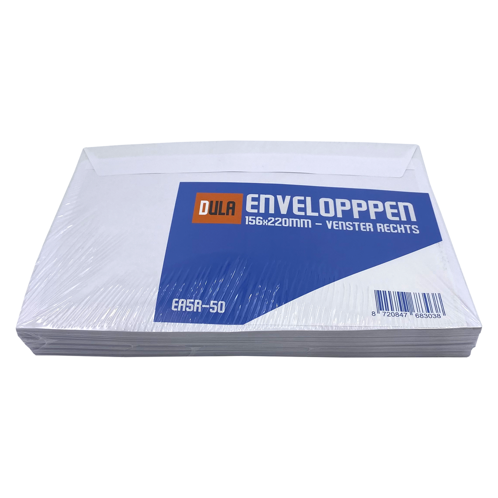 Een stapel witte enveloppen verpakt in plastic. Het label zegt 'DULA ENVELOPPEN'.