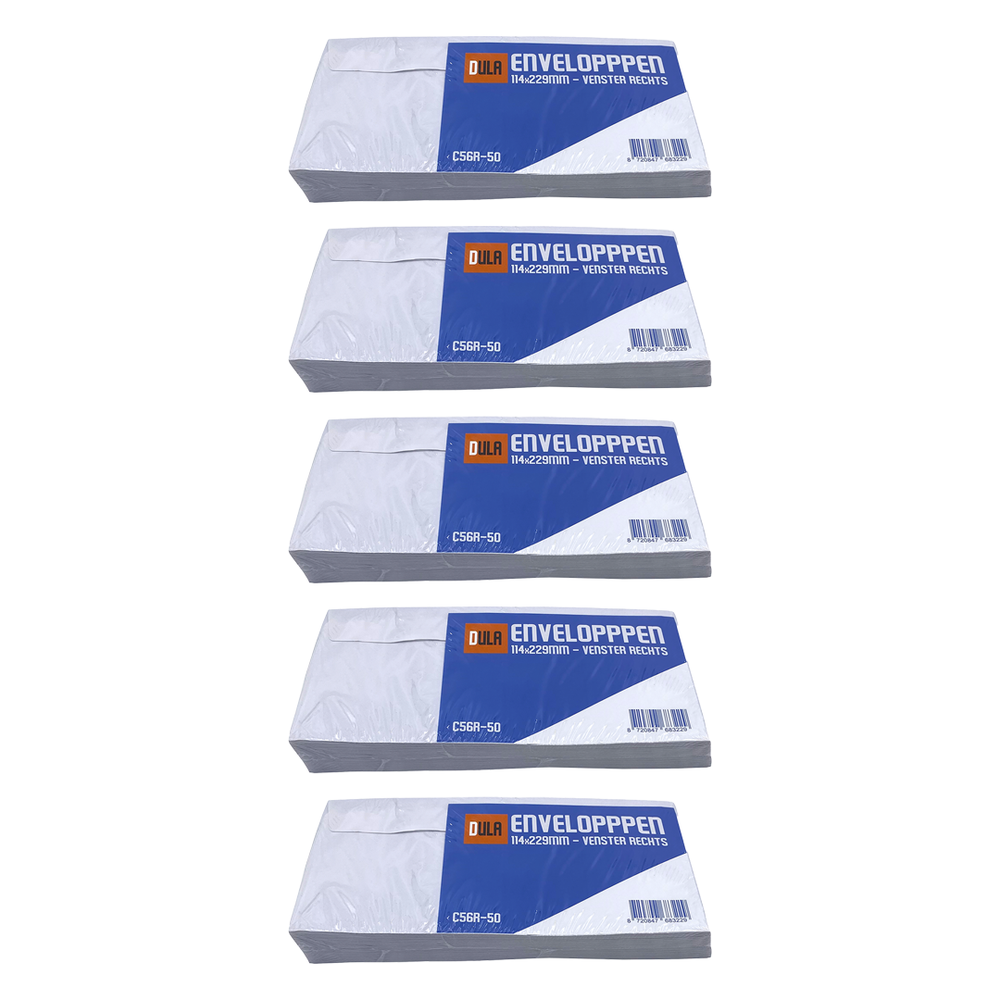 Vijf stapels witte enveloppen, elk met een blauw en oranje label. Tekst op labels zegt 'ENVELOPPPEN' en 'C56R-50'.