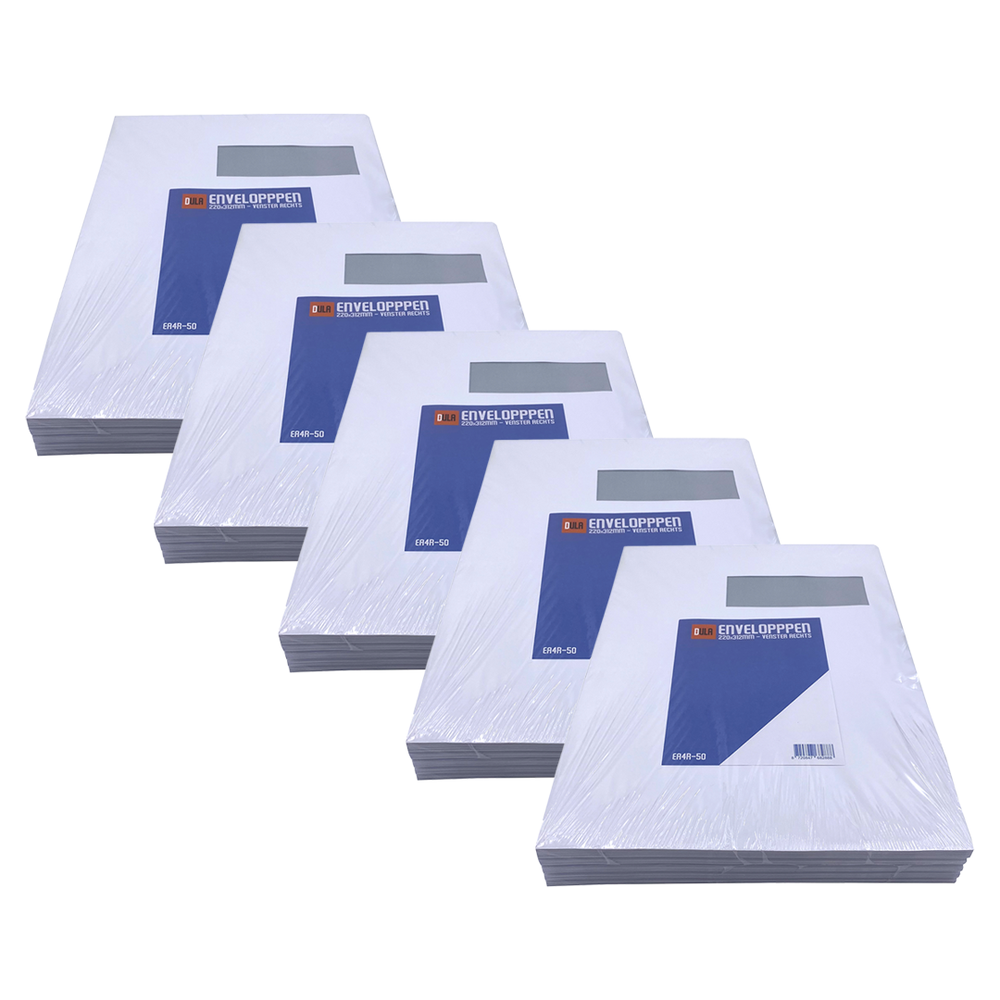 Verschillende stapels witte enveloppen, elk verpakt in doorzichtig plastic. Elke envelop heeft een blauw label en een venster.