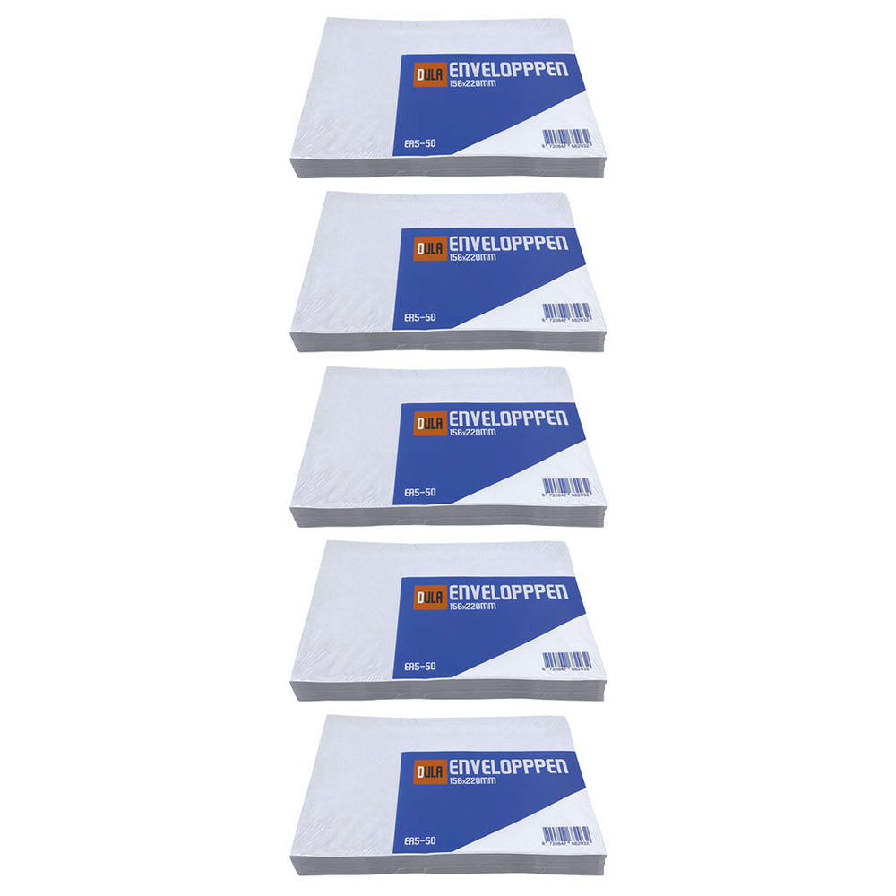 Vijf stapels witte enveloppen, elk met een blauw en oranje label. Labels lezen 'ENVELOPPPEN' en '156x220mm'.