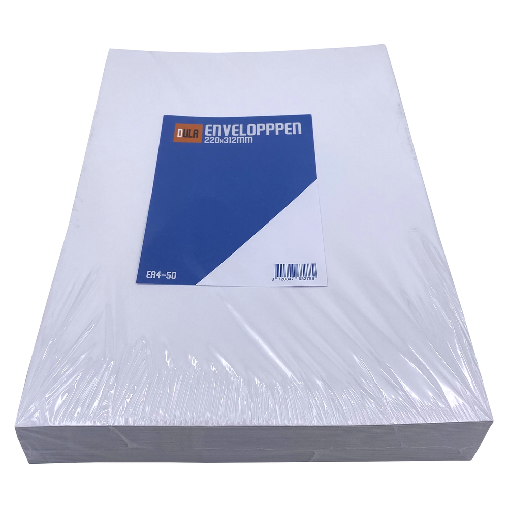 Een stapel wit papier verpakt in doorzichtig plastic. Een label met tekst 'DULA ENVELOPPEN' en blauwe rechthoek is zichtbaar.