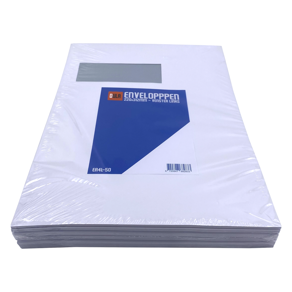 Een stapel witte enveloppen verpakt in doorzichtig plastic. De verpakking heeft een blauw-oranje label met tekst en een venster.