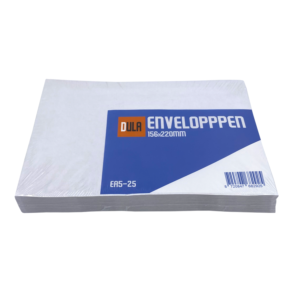 Een stapel witte enveloppen verpakt in plastic. Het label toont 'DULA ENVELOPPEN' en de grootte. Barcode en model EA5-25 zijn zichtbaar.