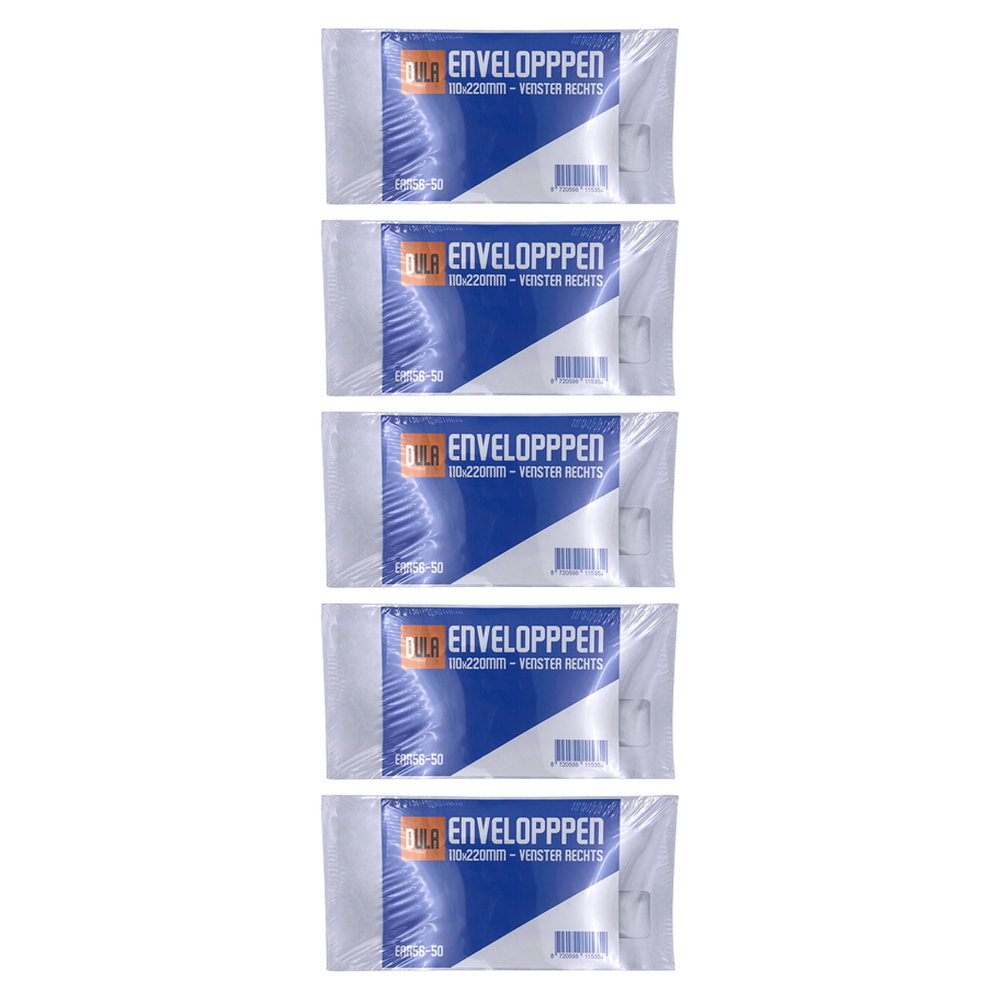 Vijf pakken witte enveloppen met blauw-witte branding. Elk pak is gelabeld 'ENVELOPPPEN'.