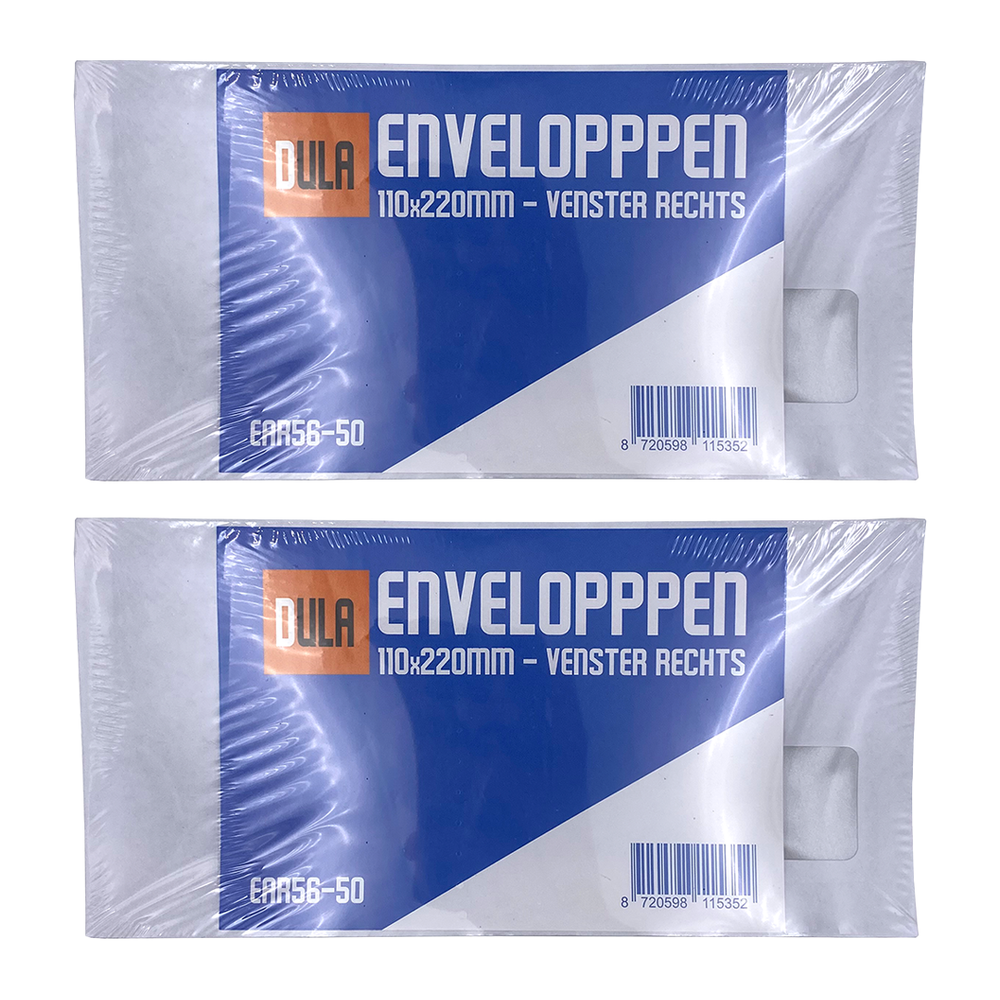 Twee pakken enveloppen. Elk pak heeft een blauw-wit label met tekst en een barcode. De enveloppen zitten in transparante verpakking.