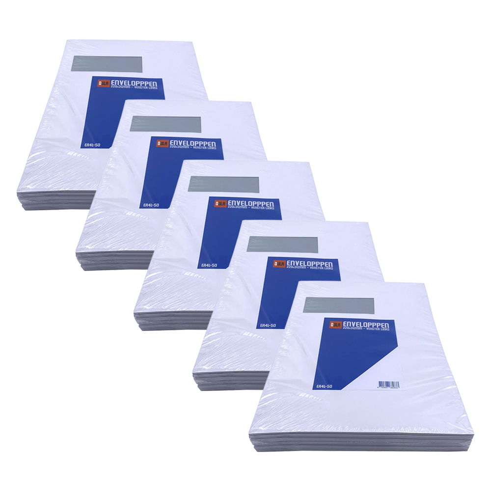 Verschillende stapels witte enveloppen, elk verpakt in doorzichtig plastic. Elke envelop heeft een blauw label en een venster.