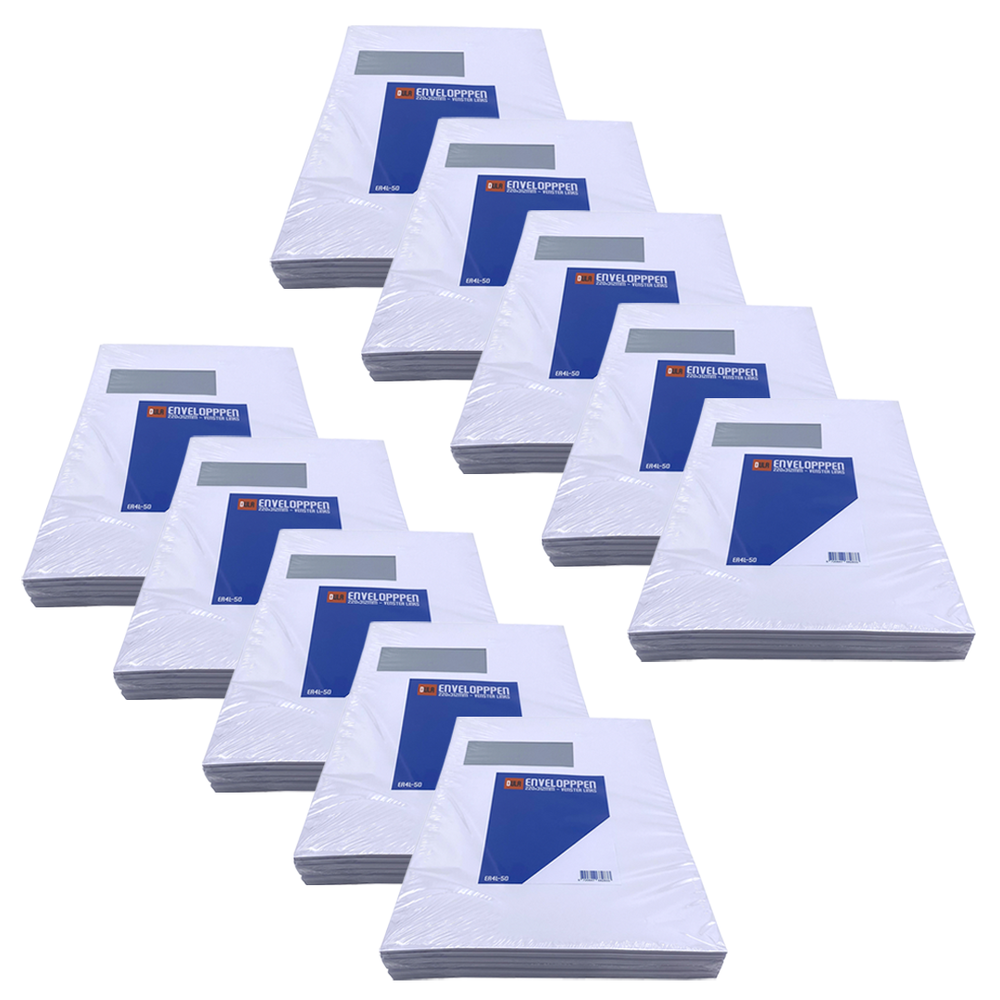 Stapels witte enveloppen in plastic verpakking. Elk heeft een blauw label met tekst en een grijs venster. De achtergrond is wit.