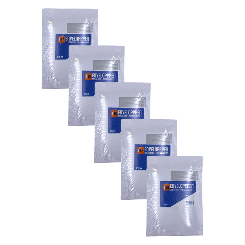 Zes witte, transparant verpakte enveloppenpakketten, elk met een blauw en oranje label, diagonaal gerangschikt op een witte achtergrond.