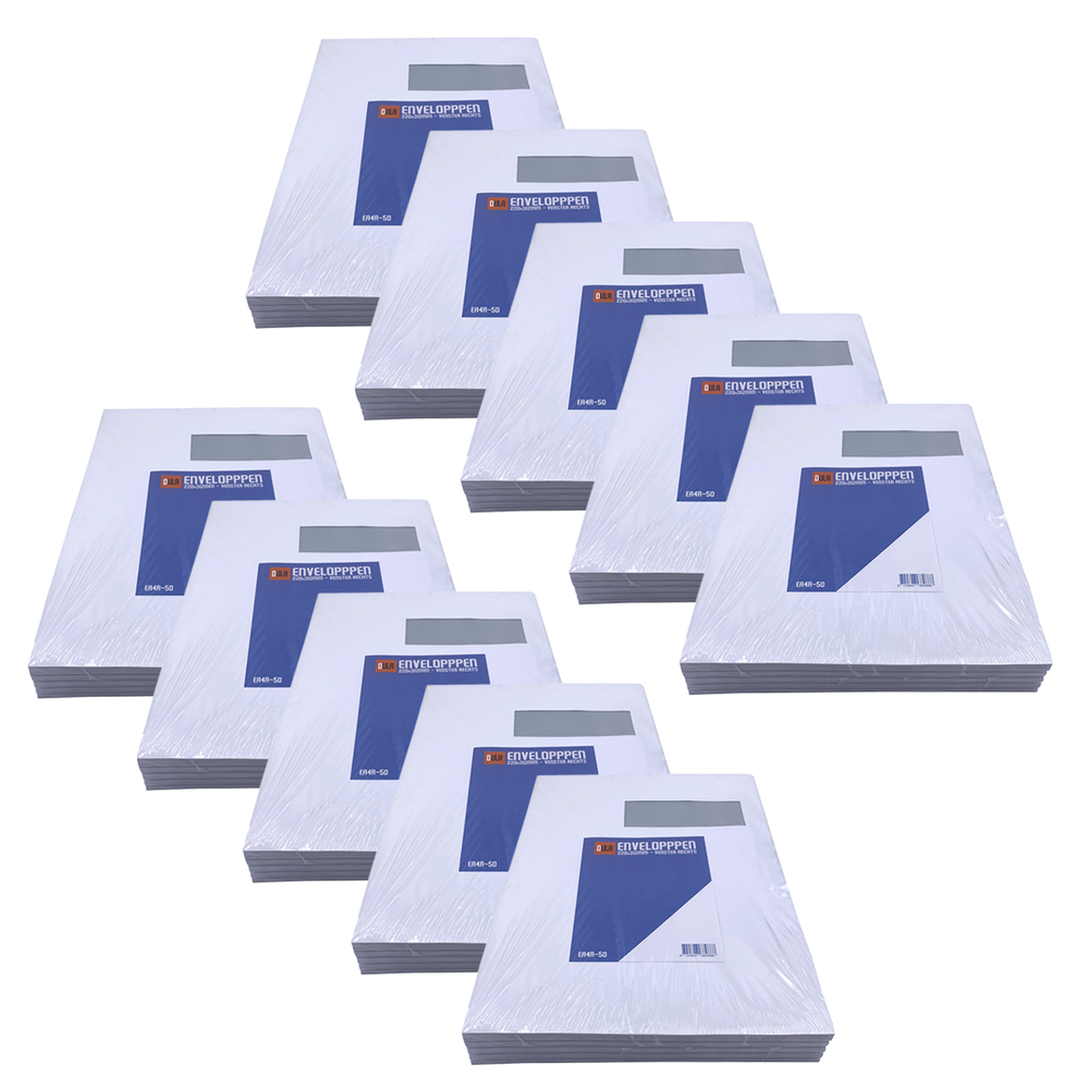Stapels witte enveloppen in plastic verpakking, elk met een blauw-wit label. De labels zeggen 'ENVELOPPPEN'.