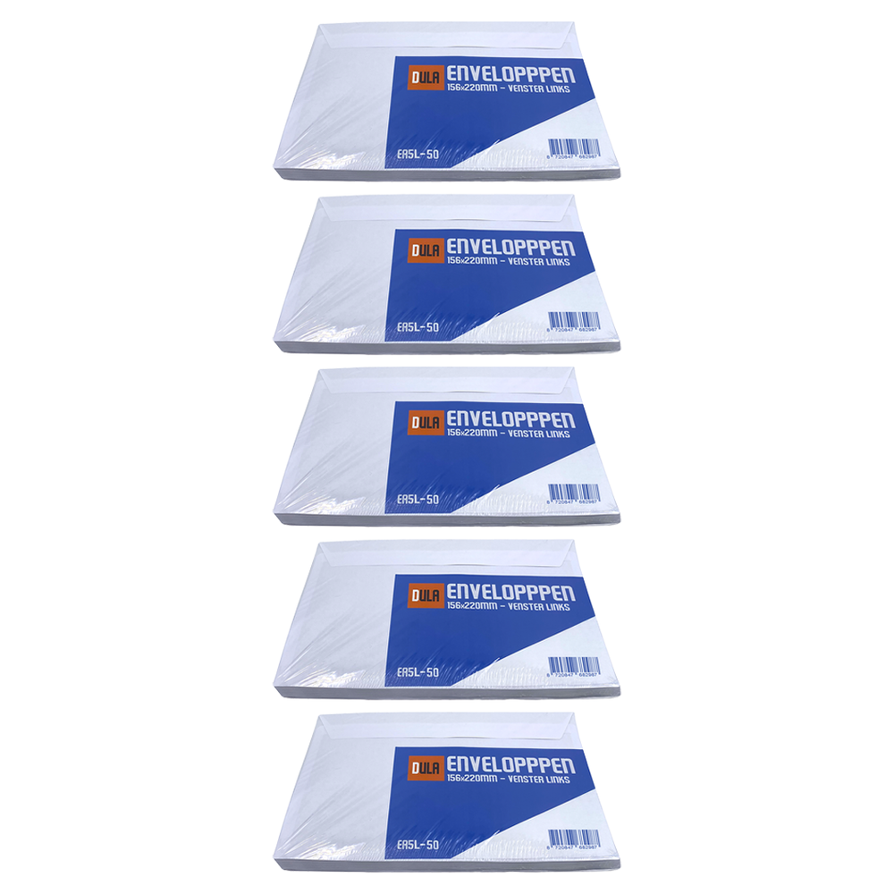 Vijf witte enveloppen in plastic verpakking. Elke envelop heeft een blauw label met witte tekst: "DULA ENVELOPPPEN 156x220mm - VENSTER LINKS".