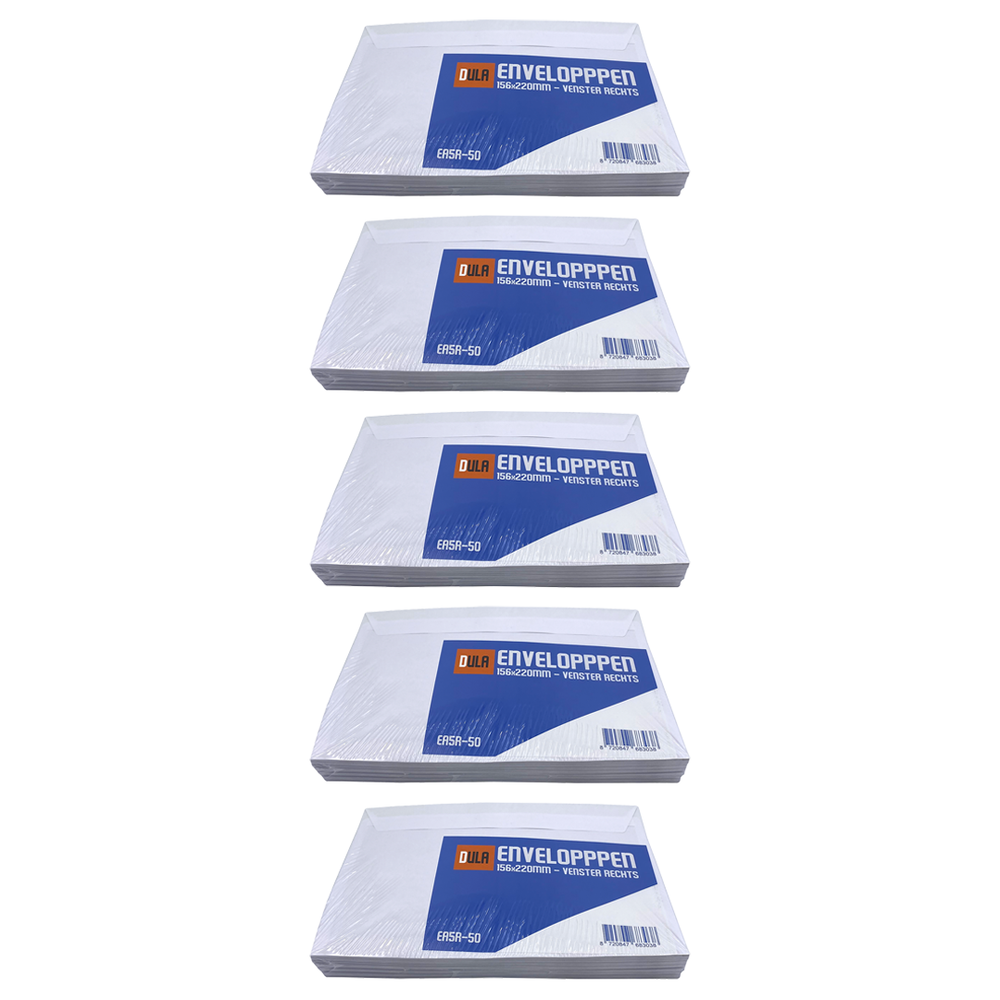 Vijf stapels witte enveloppen, elk verpakt in doorzichtig plastic. Elke envelop heeft blauwe en oranje branding met tekst.