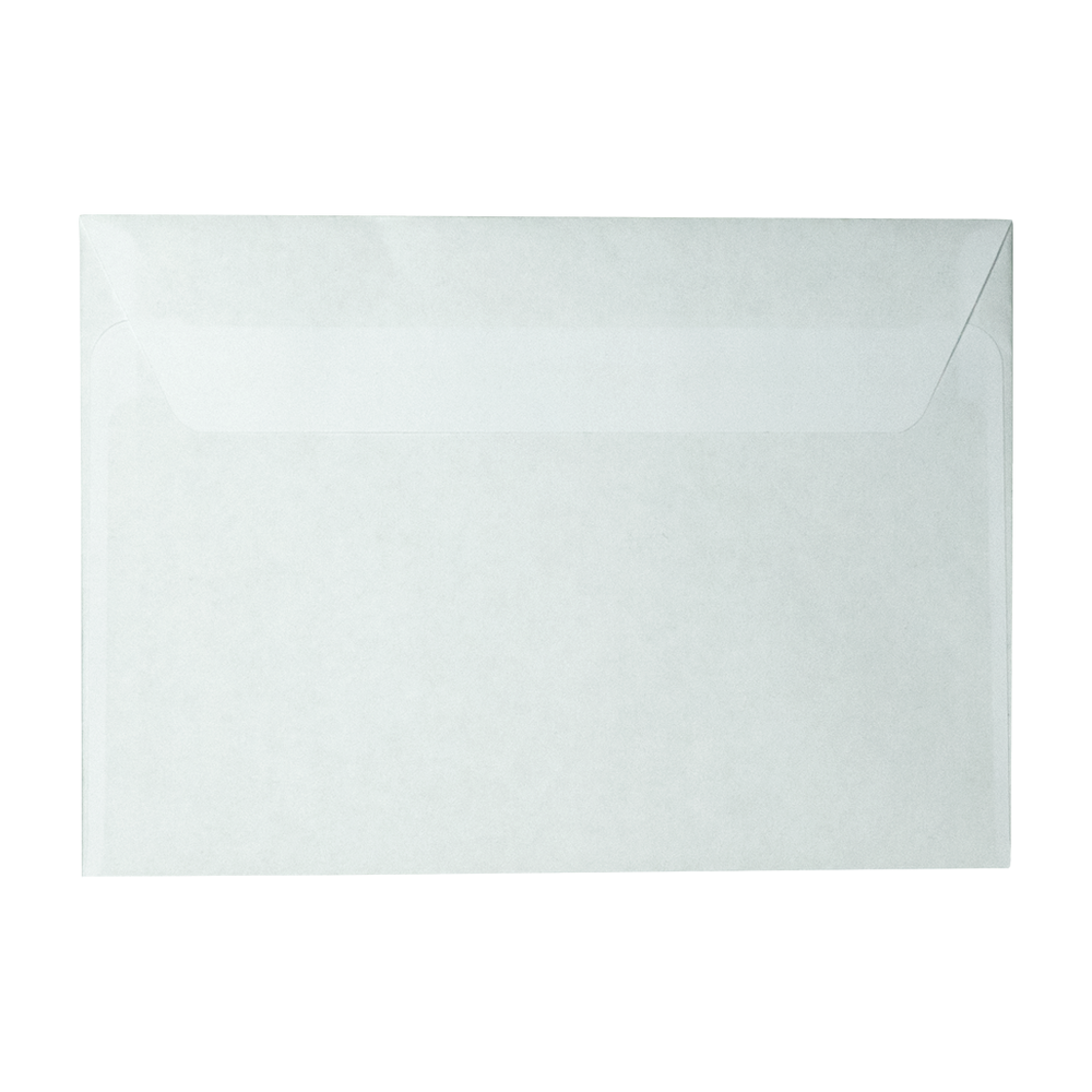 Een witte envelop is geïsoleerd op een witte achtergrond. De envelop is rechthoekig en heeft een flap aan de bovenkant.