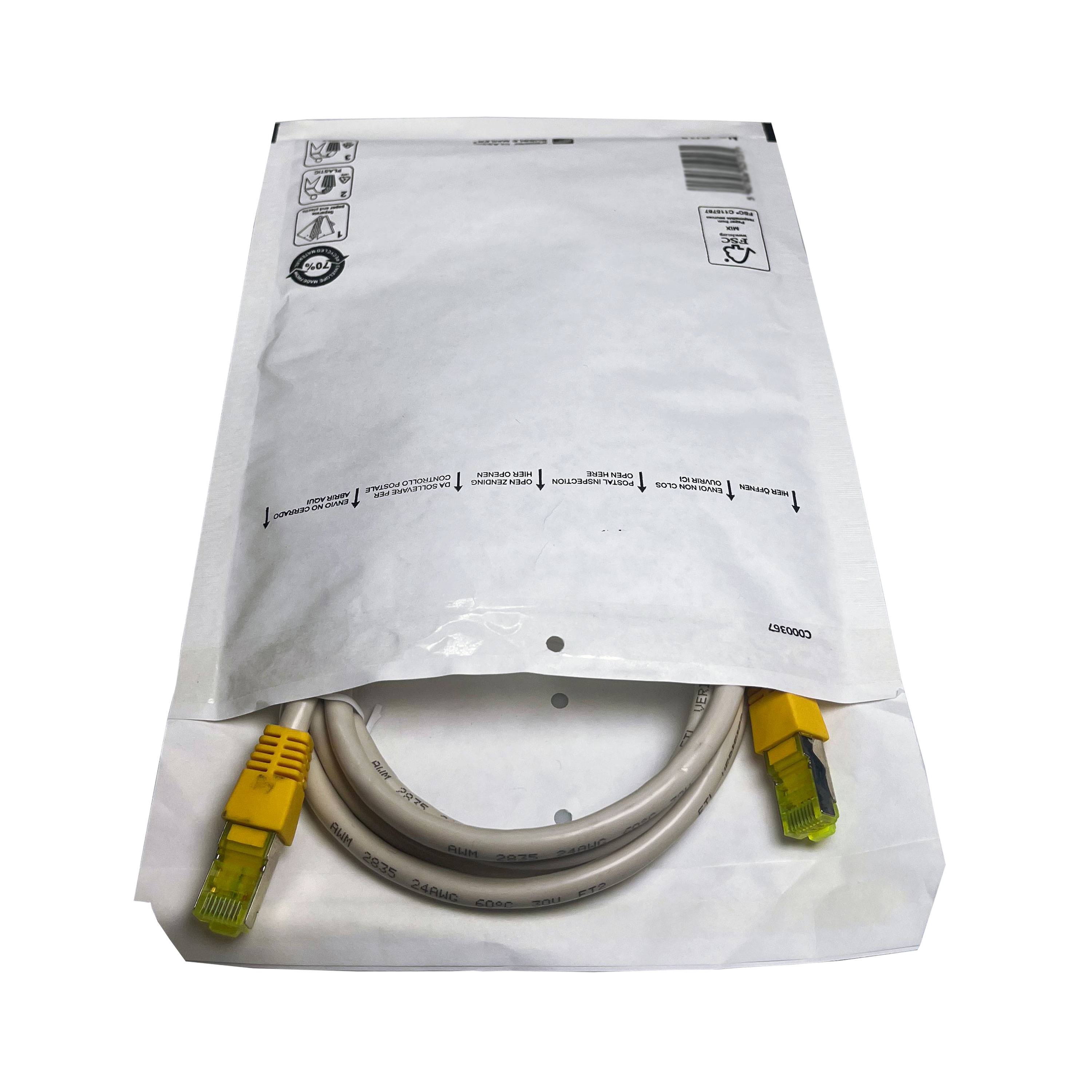 Een witte, gewatteerde envelop bevat een grijze Ethernet-kabel met gele connectoren.