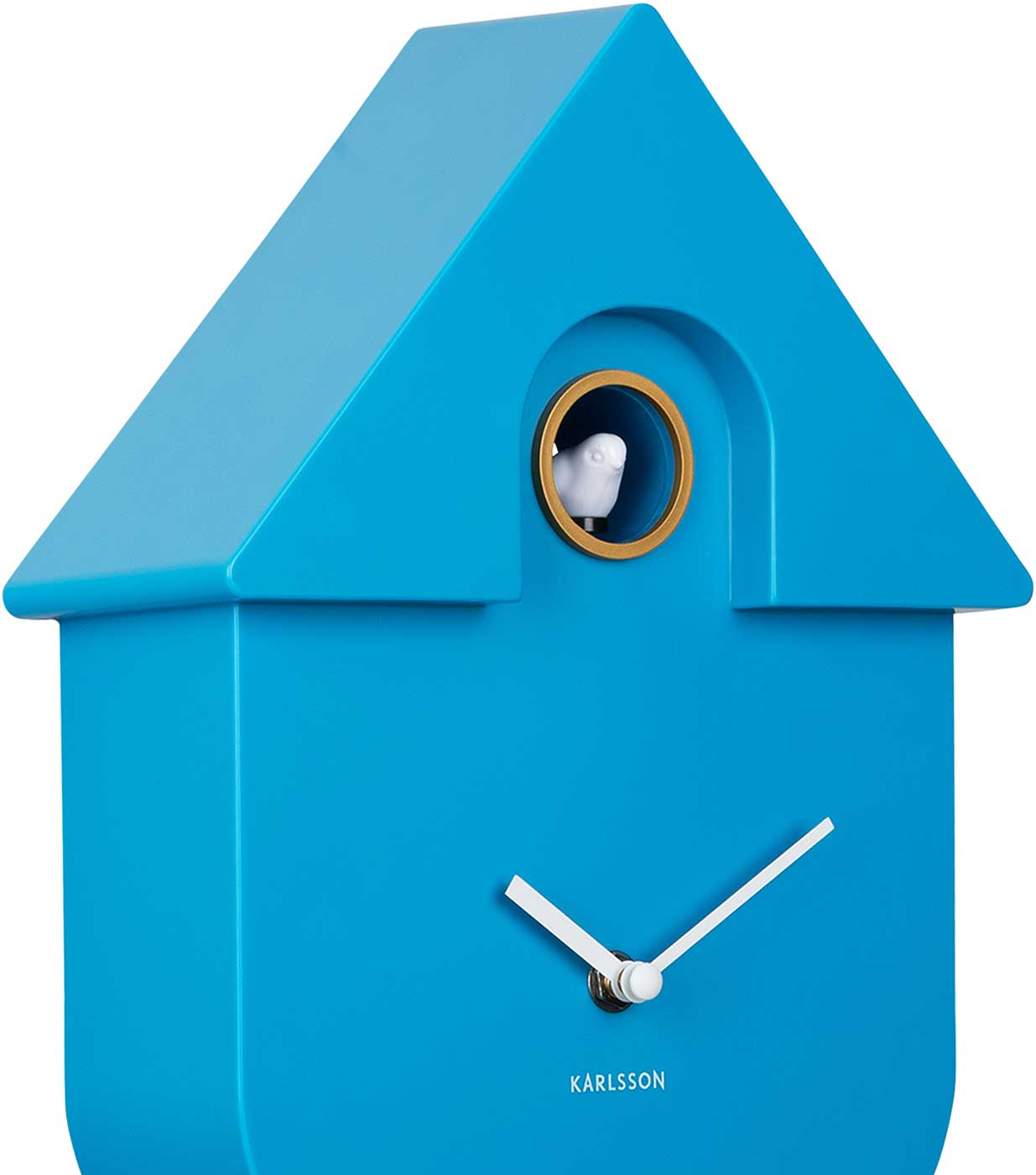 Un orologio a cucù blu a forma di casa. Un uccello bianco è nella finestra e le lancette bianche indicano l'ora. Il marchio è Karlsson.