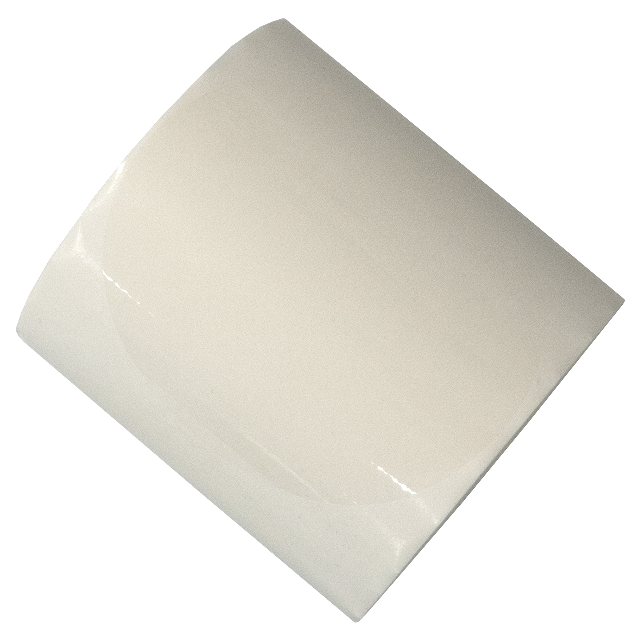 Een gebogen, gebroken witte oppervlakte, mogelijk papier, tegen een witte achtergrond.