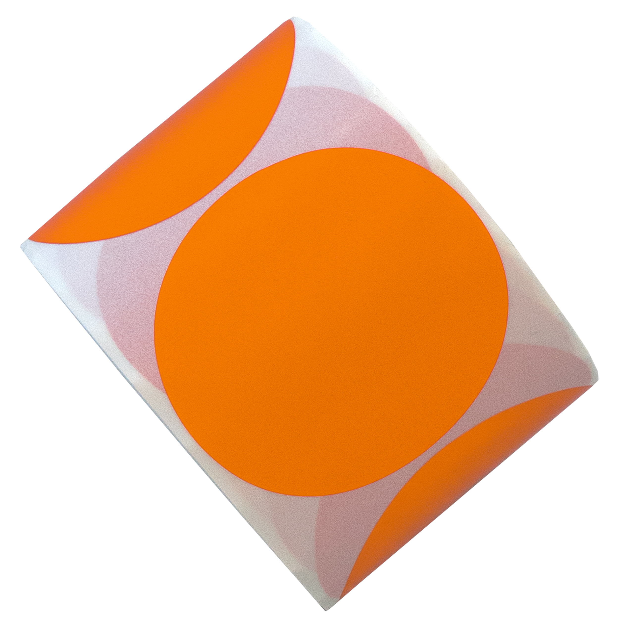 Een oranje cirkelvormig etiket op een witte en roze achtergrond. Het etiket is dubbelgevouwen.