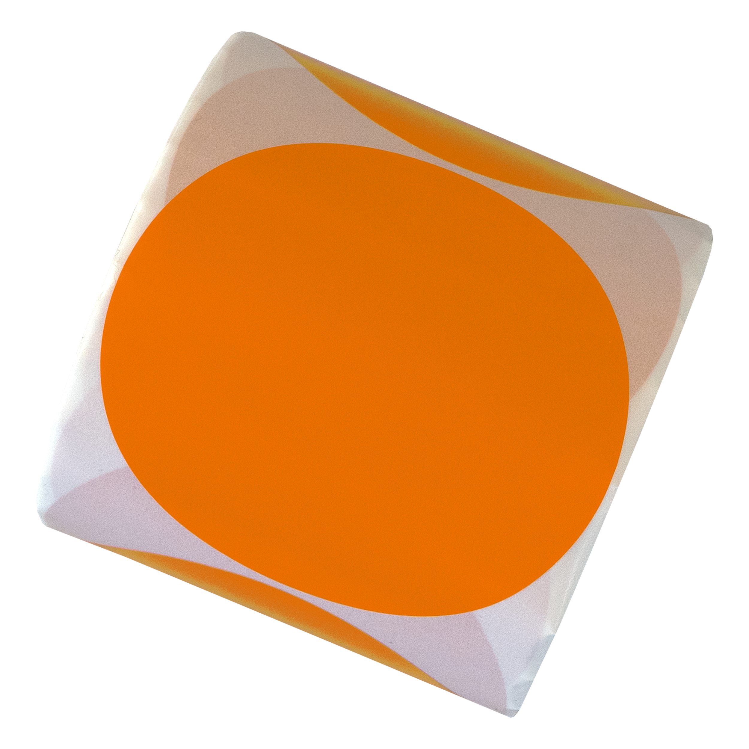 Een oranje cirkel domineert een wit en beige, gevouwen papierachtig object, tegen een witte achtergrond.