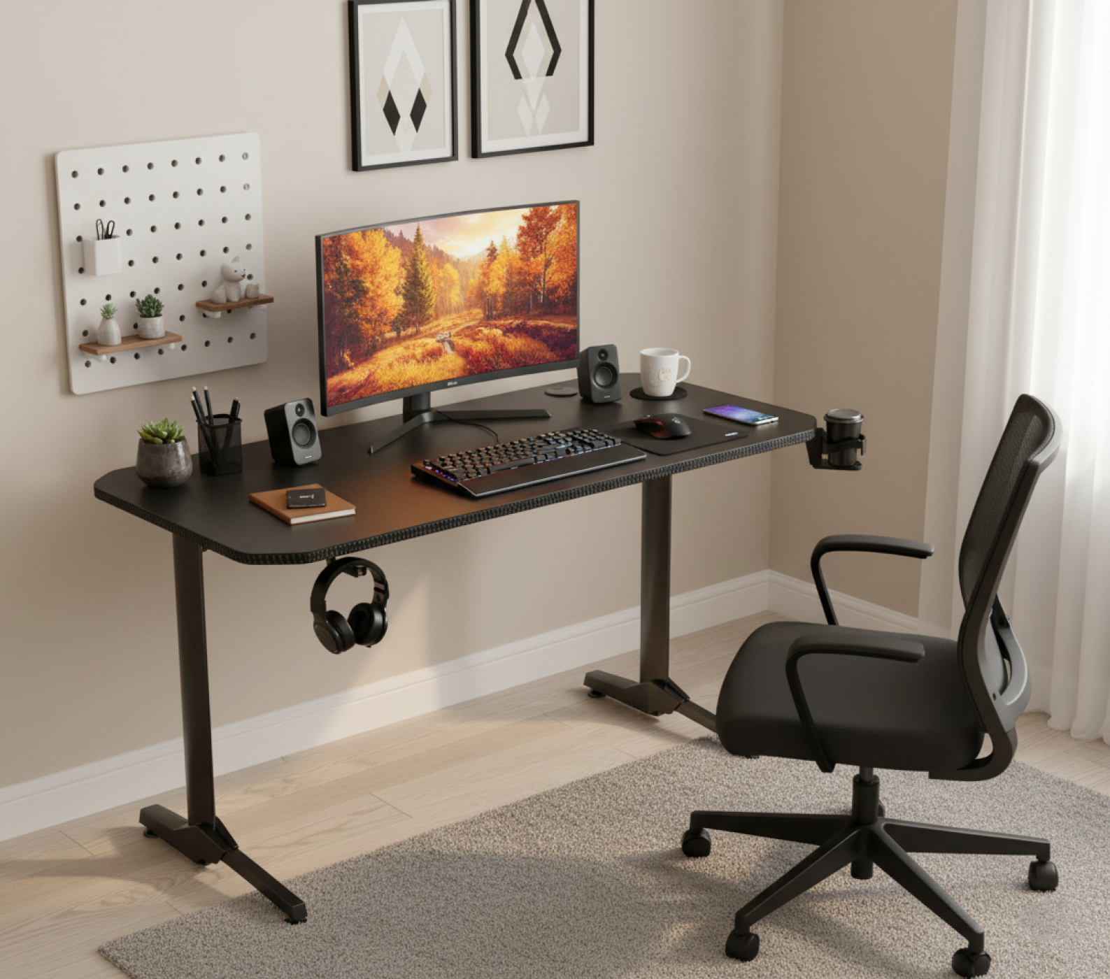 Ein moderner schwarzer Schreibtisch mit Monitor, Tastatur, Lautsprechern und Zubehör. Ein schwarzer Stuhl, ein Teppich und Wanddekoration sind ebenfalls vorhanden.