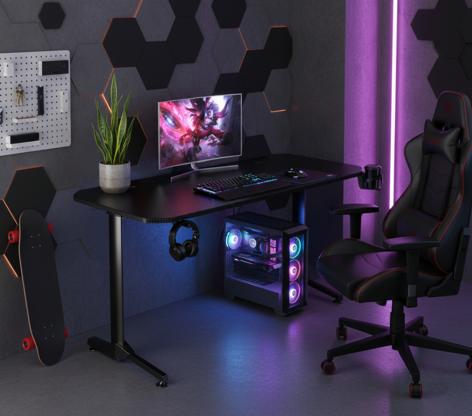 Gaming-Setup mit schwarzem Schreibtisch, Computer, Stuhl und dekorativer Wand. Enthält ein Skateboard und Kopfhörer.