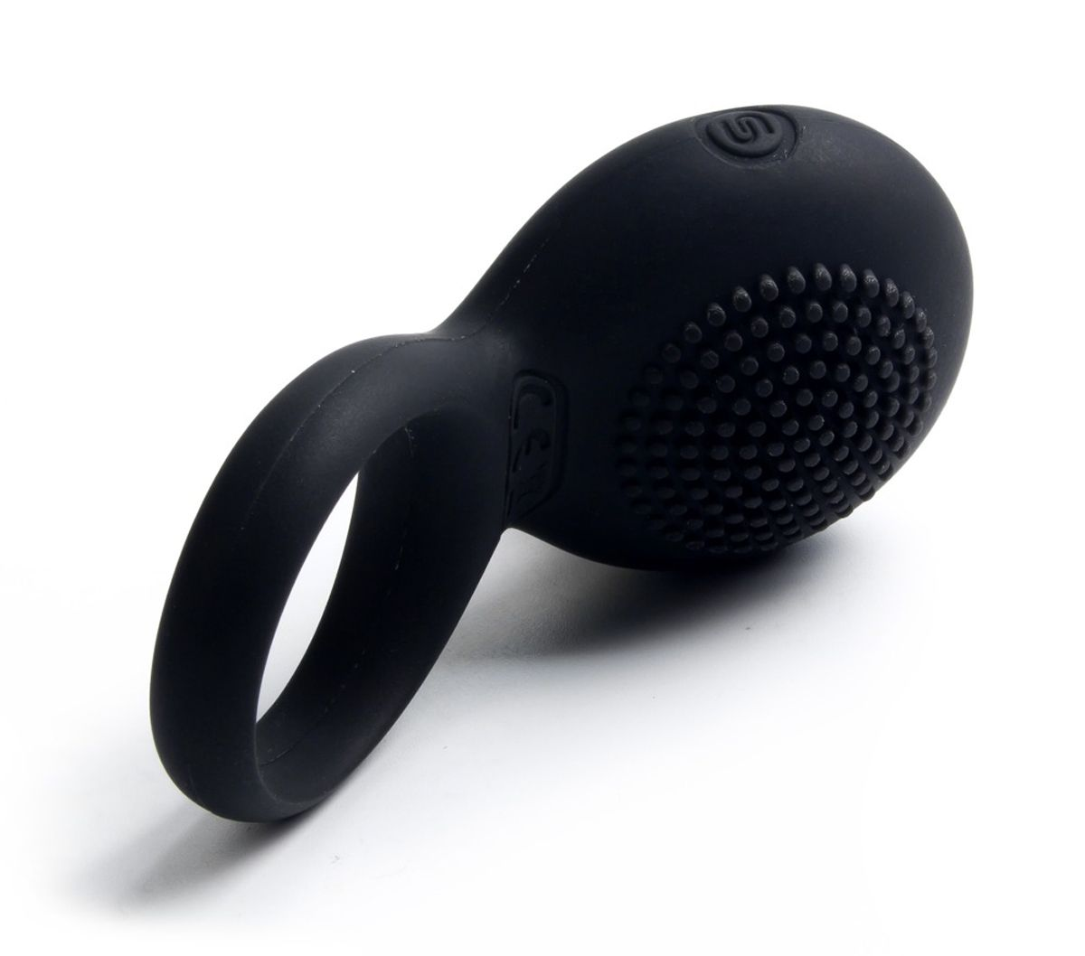 Czarna zabawka erotyczna na białym tle. Ma pierścień i teksturowaną głowicę. Zabawka jest gumowa.