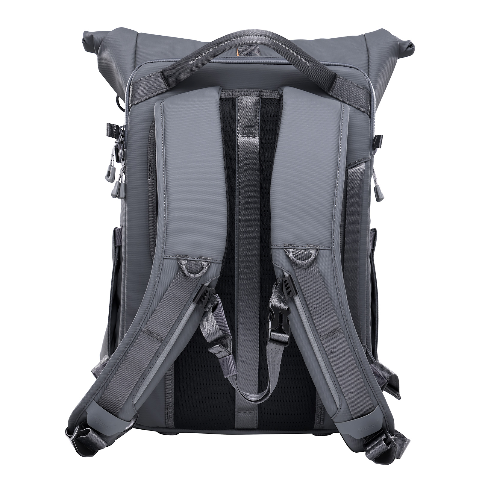 Grauer Rucksack von hinten, mit gepolsterten Trägern, Griff und mehreren Fächern. Auf weißem Hintergrund isoliert.