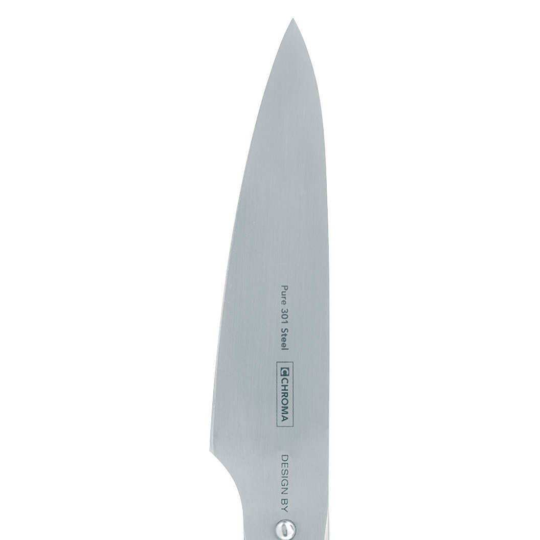 Nahaufnahme einer Edelstahl-Messerklinge. Text lautet: Pure 301 Steel. Die Marke ist Chroma. Das Design stammt von.