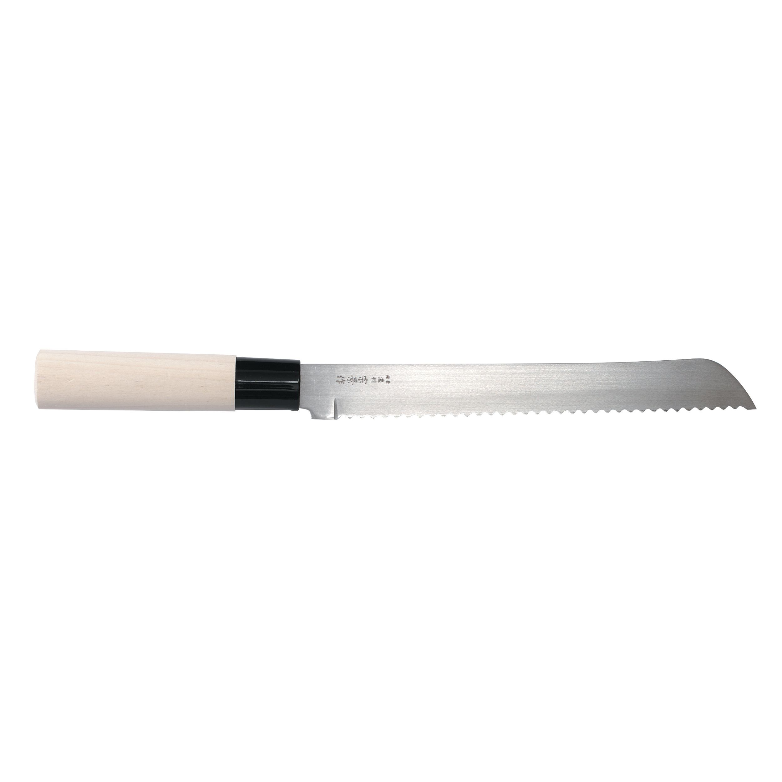 Ein Brotmesser mit gezahnter Klinge und hellem Holzgriff vor weißem Hintergrund.