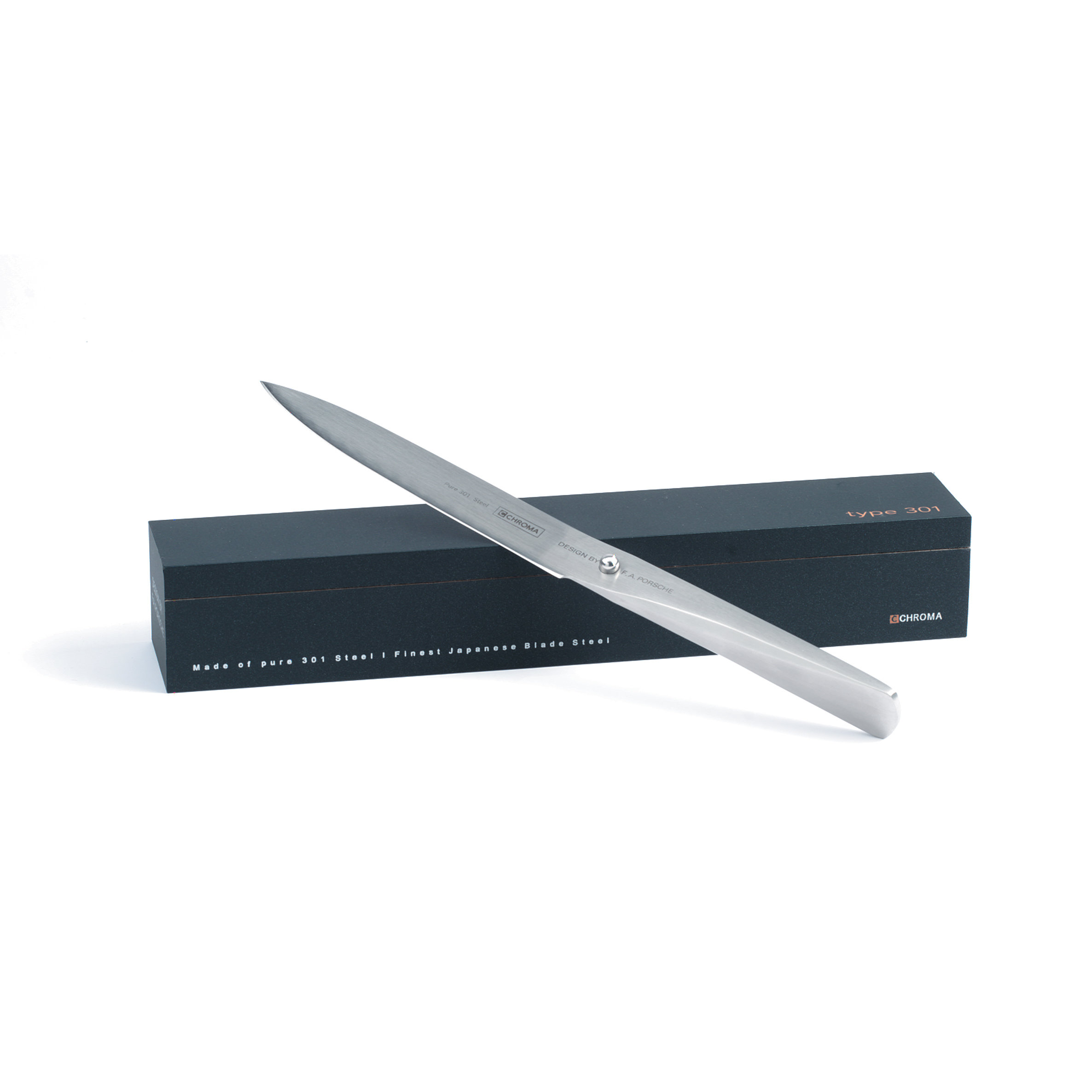 Ein Edelstahlmesser, abgewinkelt, auf einer dunklen Box mit Text. Das Messer ist scharf und elegant. Weißer Hintergrund.