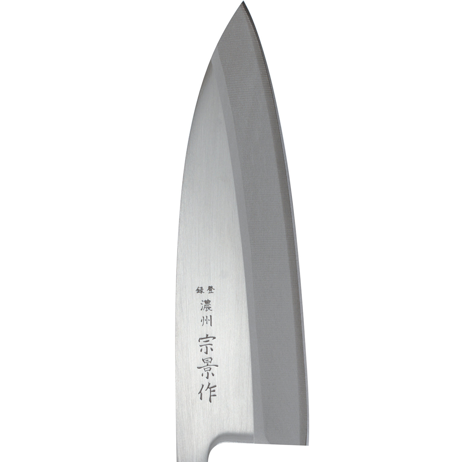 Nahaufnahme einer silbernen japanischen Küchenmesser-Klinge. Japanische Schriftzeichen sind auf die Klinge geätzt. Das Messer ist auf weißem Hintergrund.