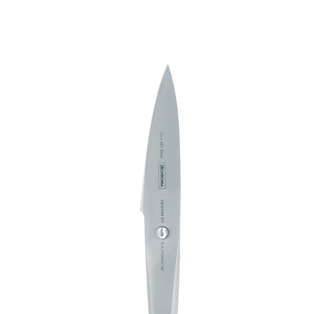 Nahaufnahme eines Edelstahlmessers vor weißem Hintergrund. Das Messer hat eine scharfe Spitze mit 'CHROMA' und 'DESIGN BY F.A. PORSCHE'.