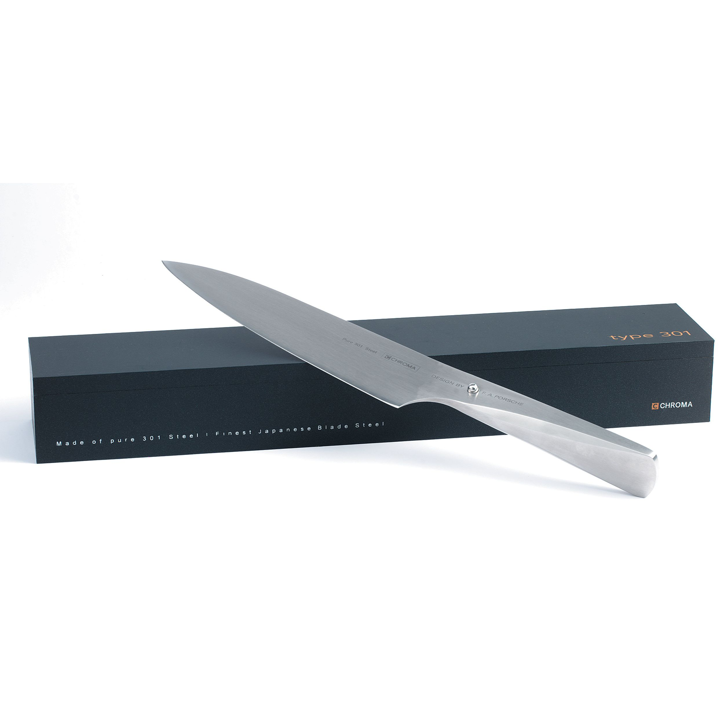 Ein Edelstahlmesser liegt schräg auf einer schwarzen Schachtel. Text auf der Schachtel: 'Typ 301' und 'CHROMA'.