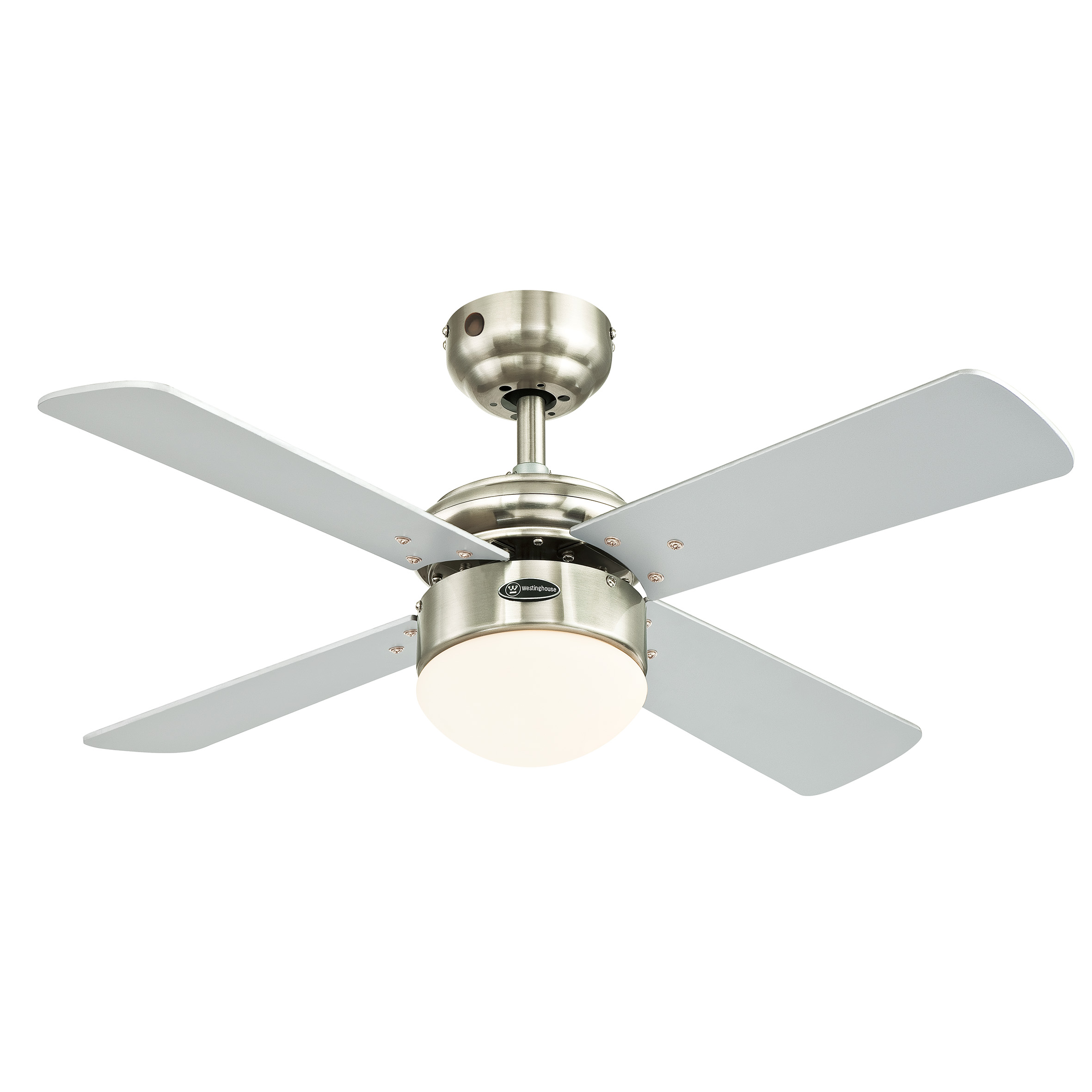 Deckenventilator mit vier grauen Flügeln, metallischem Motorgehäuse und mattiertem Licht unten.