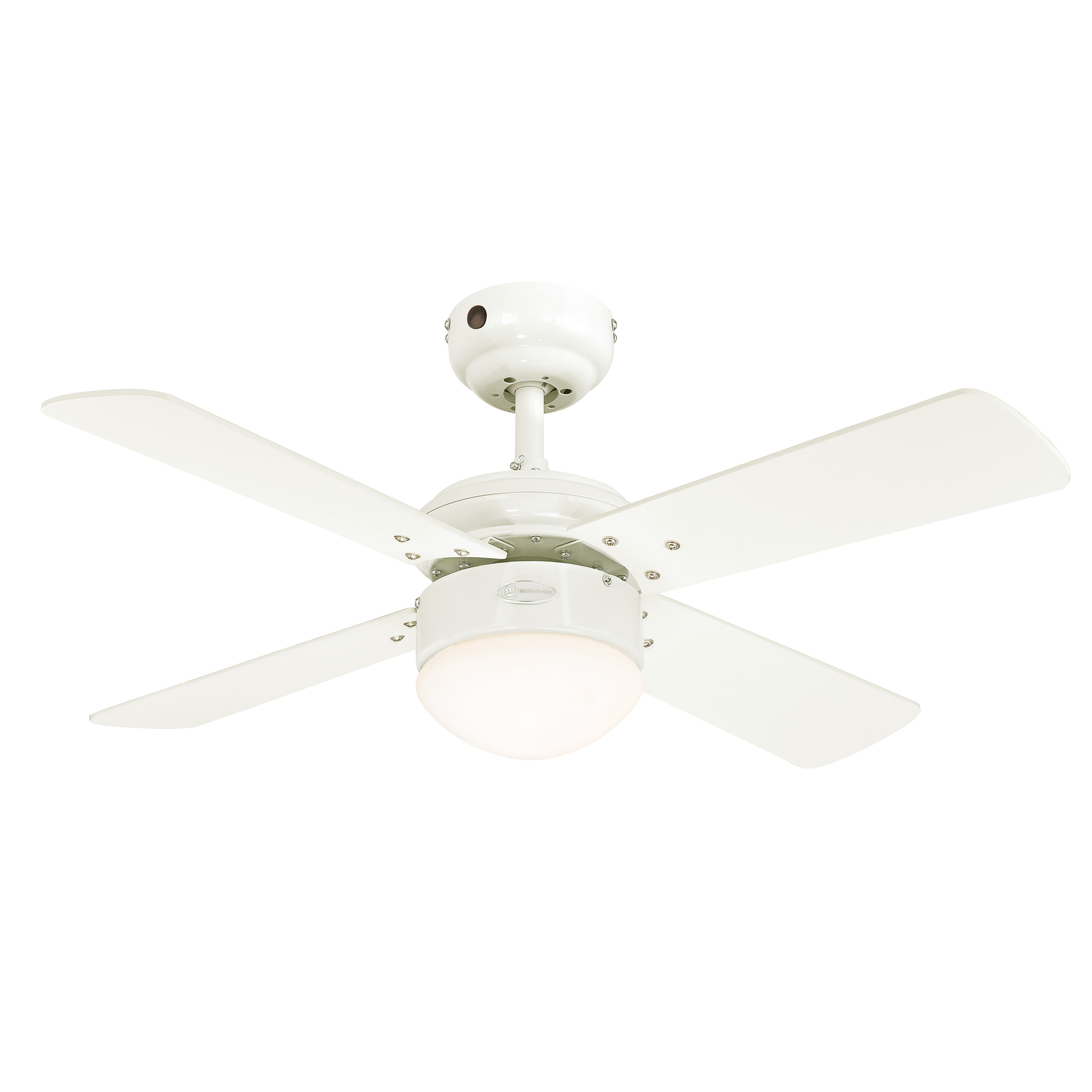 Ein weißer Deckenventilator mit vier Flügeln und einer Lichtvorrichtung in der Mitte, vor weißem Hintergrund.