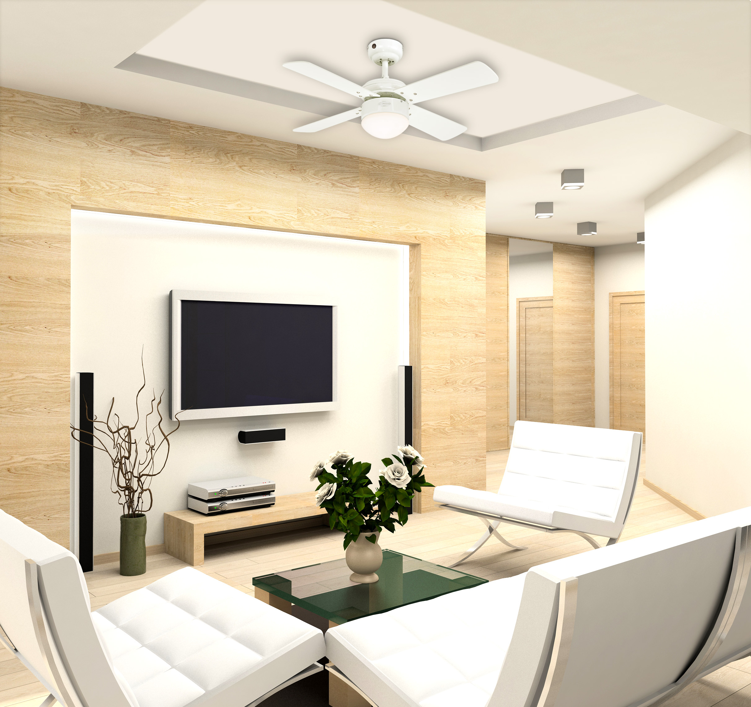 Ein modernes Wohnzimmer mit Fernseher, weißen Möbeln, Deckenventilator und Couchtisch mit Blumen.