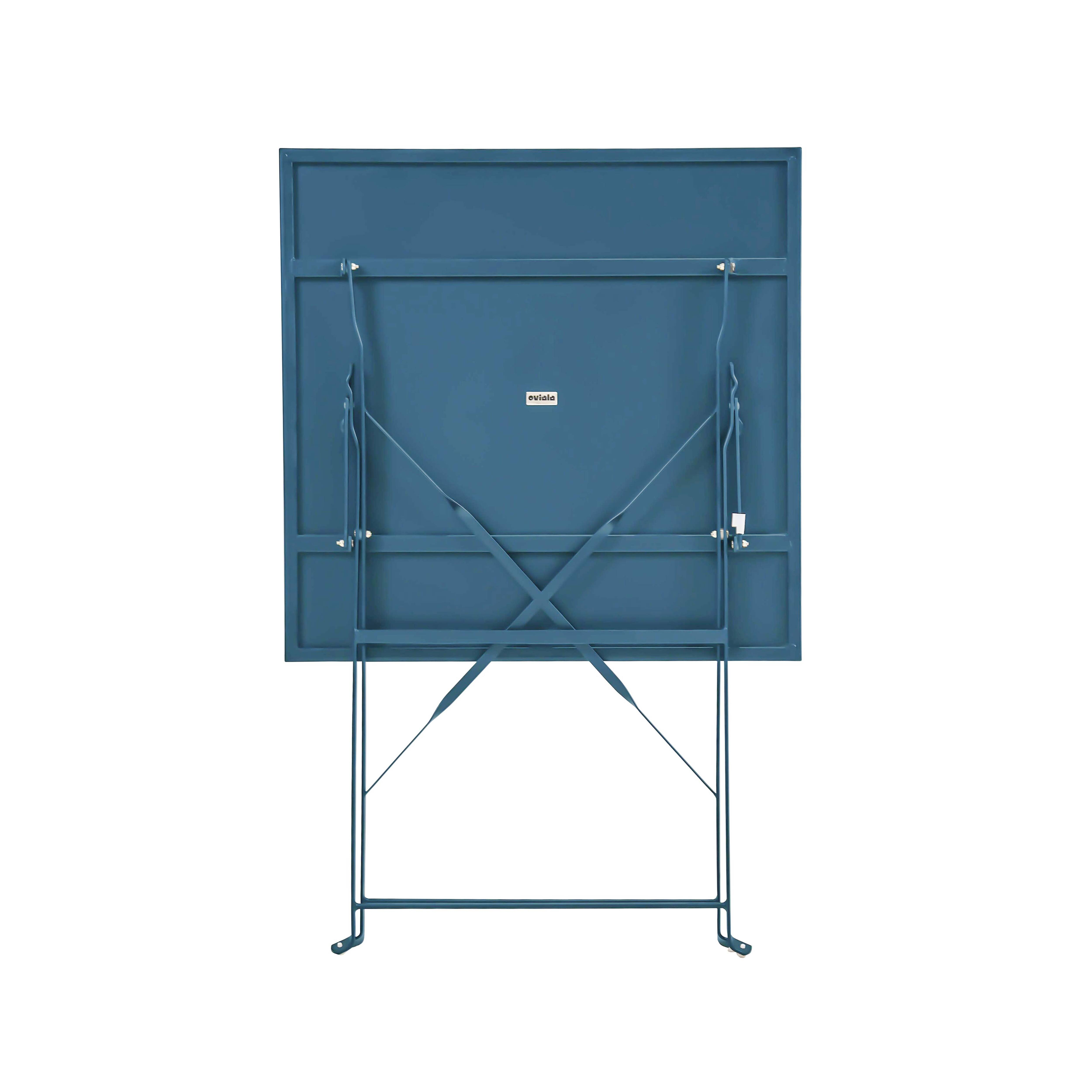 Ein blauer Klapptisch, von hinten gesehen. Der Rahmen ist blau, mit einem kleinen weißen Etikett.
