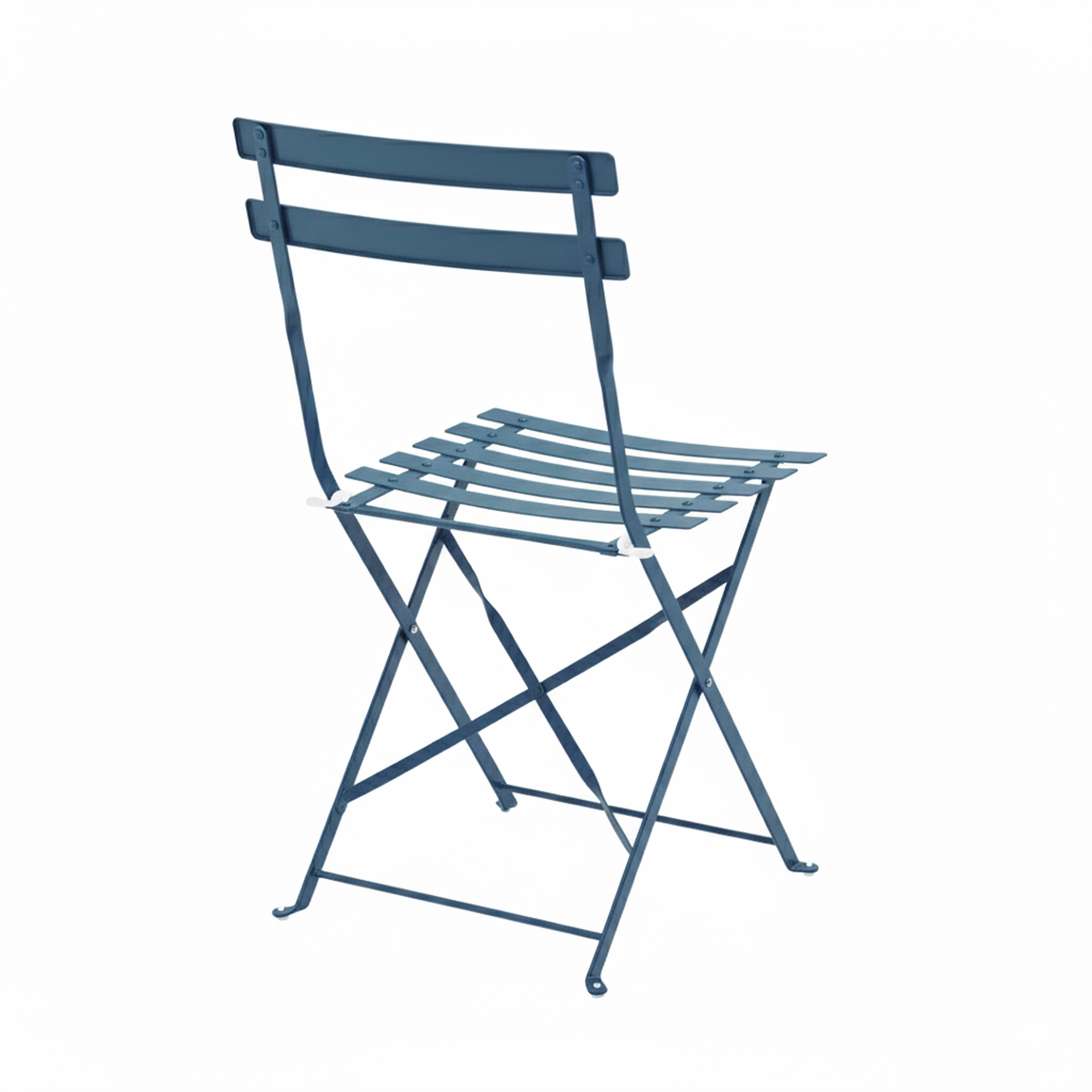 Ein blauer Klappstuhl ist auf Weiß isoliert. Er hat eine Sitzfläche und Rückenlehne mit Metallbeinen.