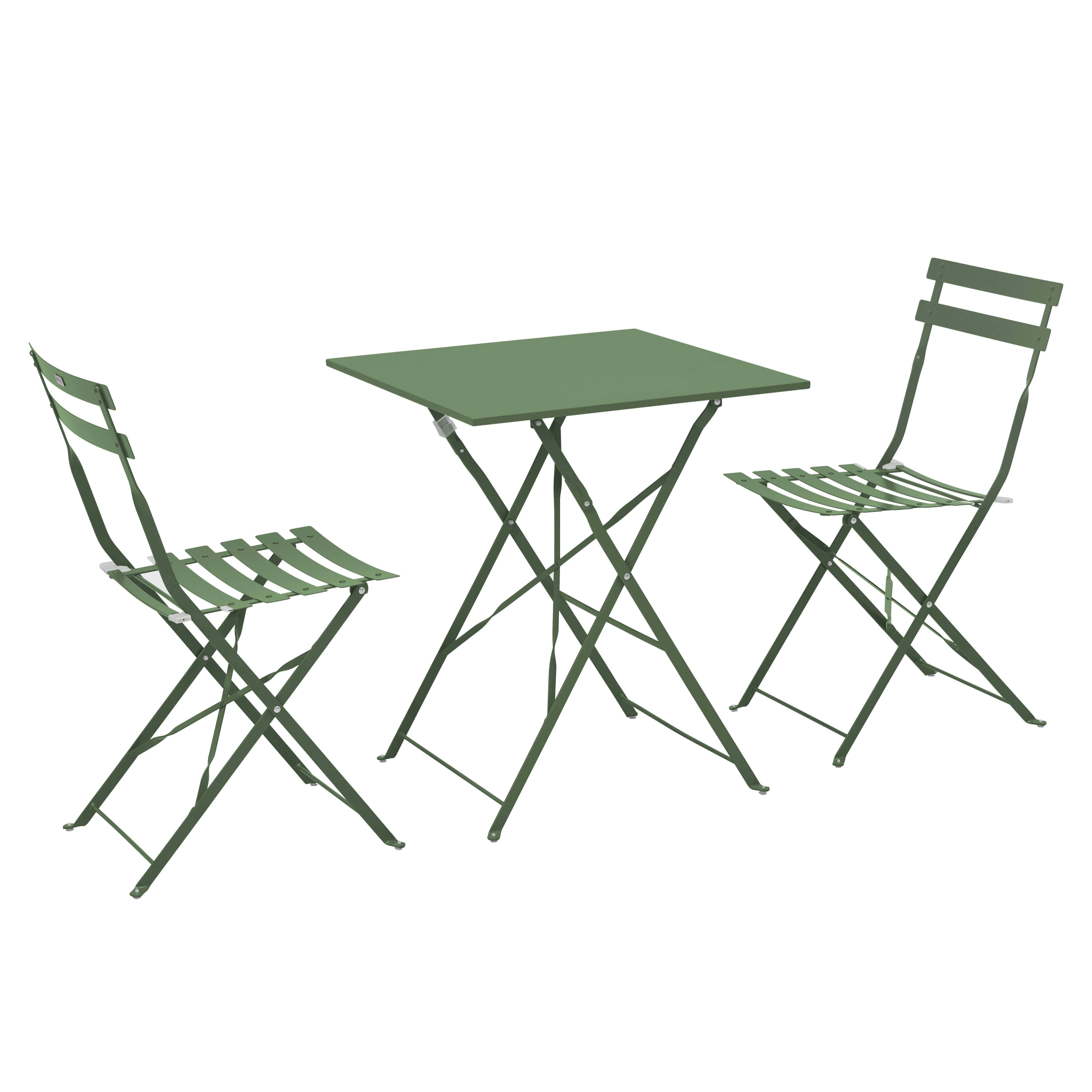 Grünes Bistro-Set aus Metall mit zwei Stühlen und einem quadratischen Tisch. Isoliert auf weißem Hintergrund.