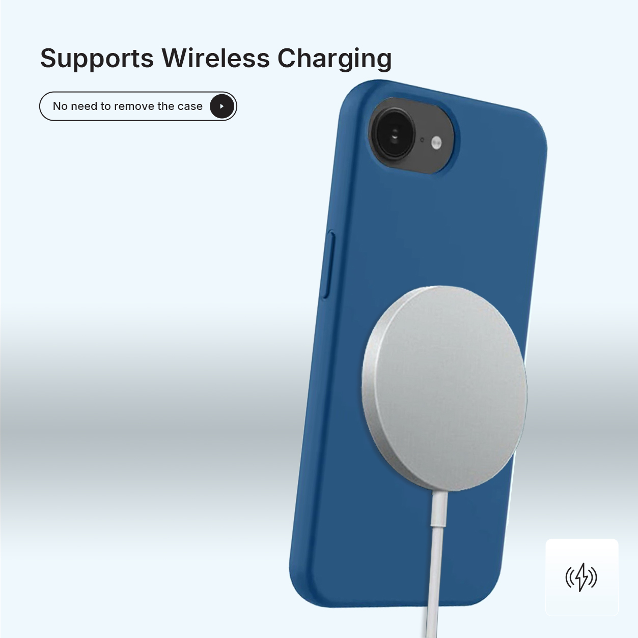 Een blauwe telefoon met een zilveren oplader wordt getoond. De telefoonhoes ondersteunt draadloos opladen. De achtergrond is wit en lichtblauw.