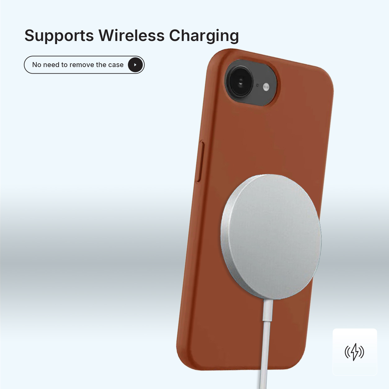Een bruine telefoonhoes met een zilveren draadloze oplader bevestigd. De telefoon staat schuin, de achterkant is zichtbaar. Witte kabel. Pictogram voor draadloos opladen.