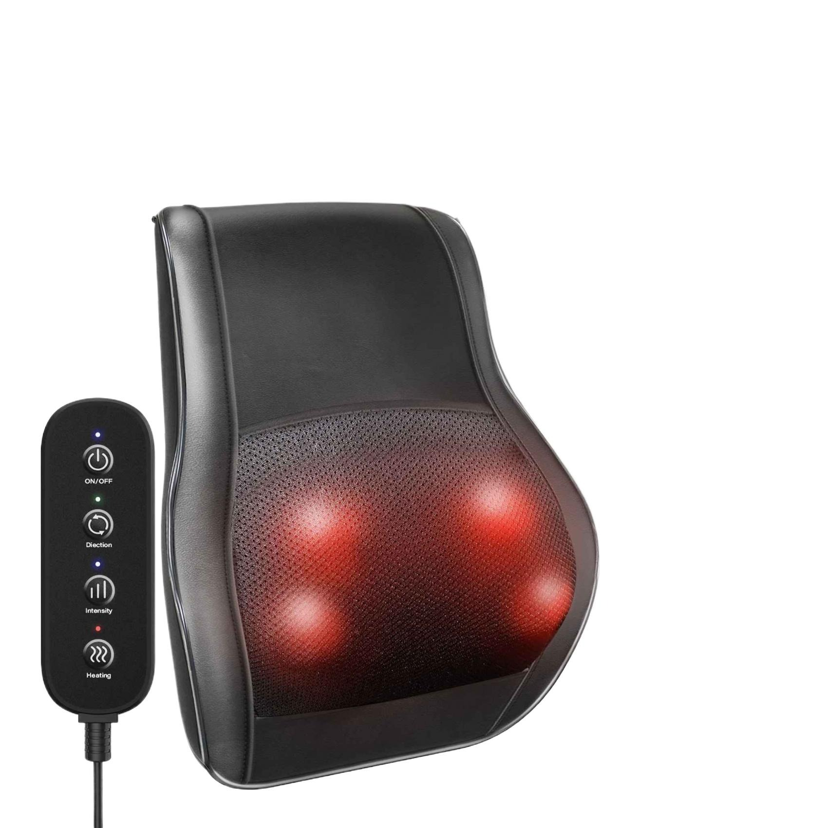 Ein schwarzes Massagekissen mit Bedienfeld links. Das Kissen hat rote Lichter. Weißer Hintergrund.