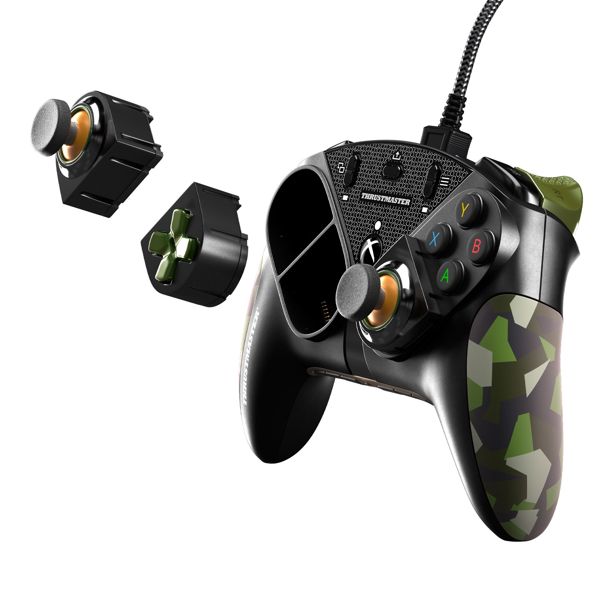 Controlador de juego Thrustmaster negro con agarre de camuflaje. Las partes desprendidas flotan. Botones, gatillos y palancas visibles.