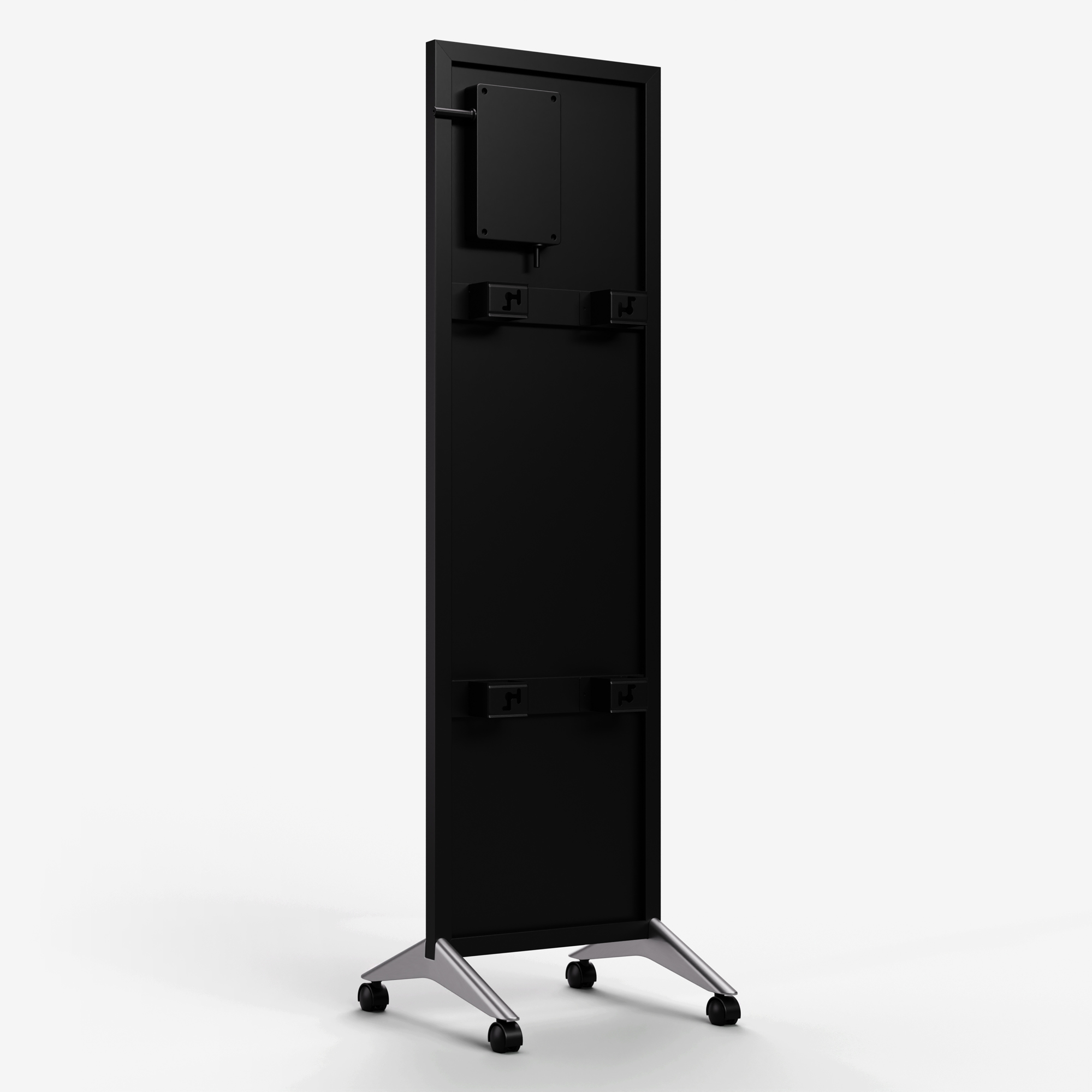 Schwarze, rechteckige Präsentationstafel auf Rädern. Sie hat eine Box, zwei Halterungen und ein Metallgestell.