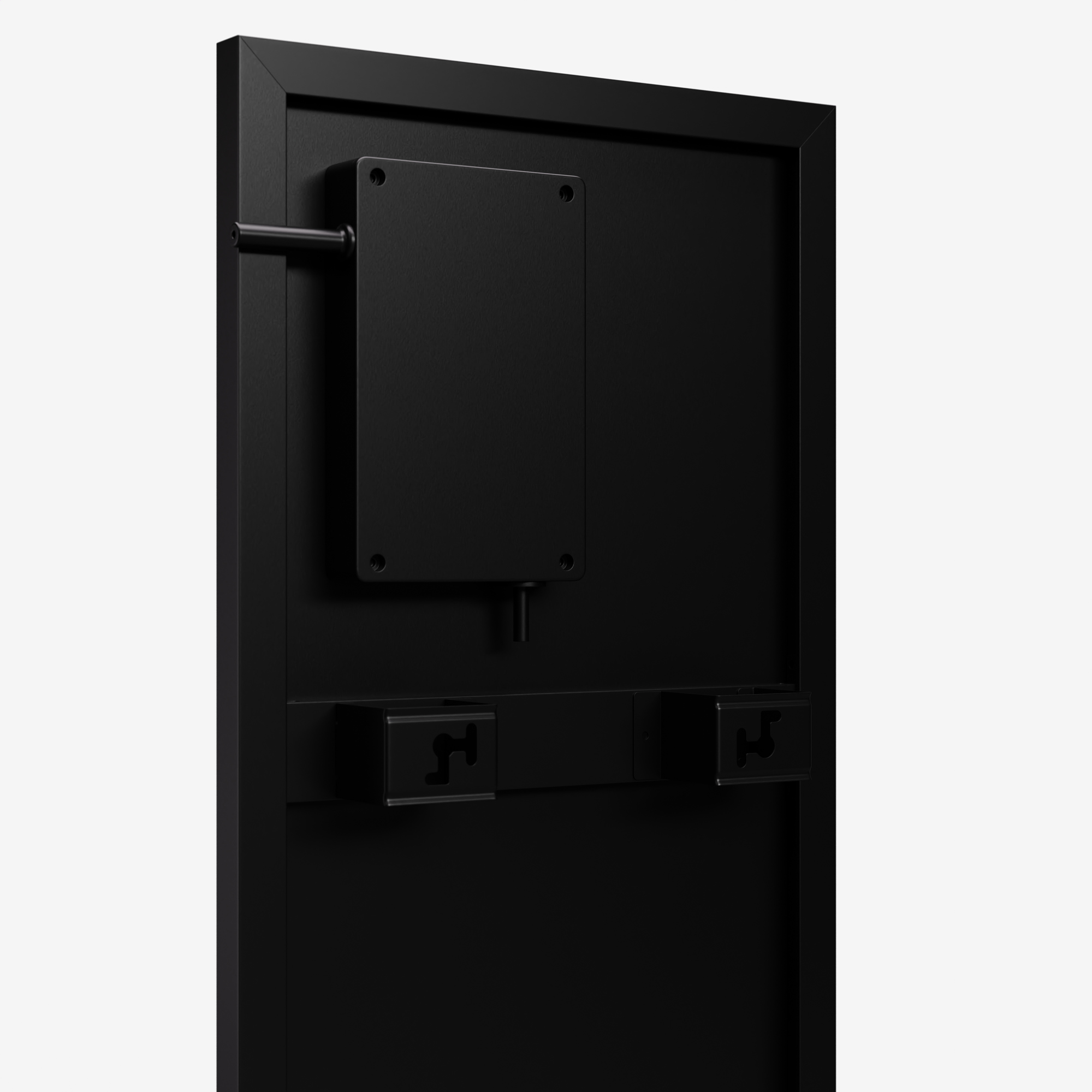 Schwarzes rechteckiges Panel mit angebrachten Komponenten. Es hat eine Box, eine Stange und zwei Halterungen vor weißem Hintergrund.