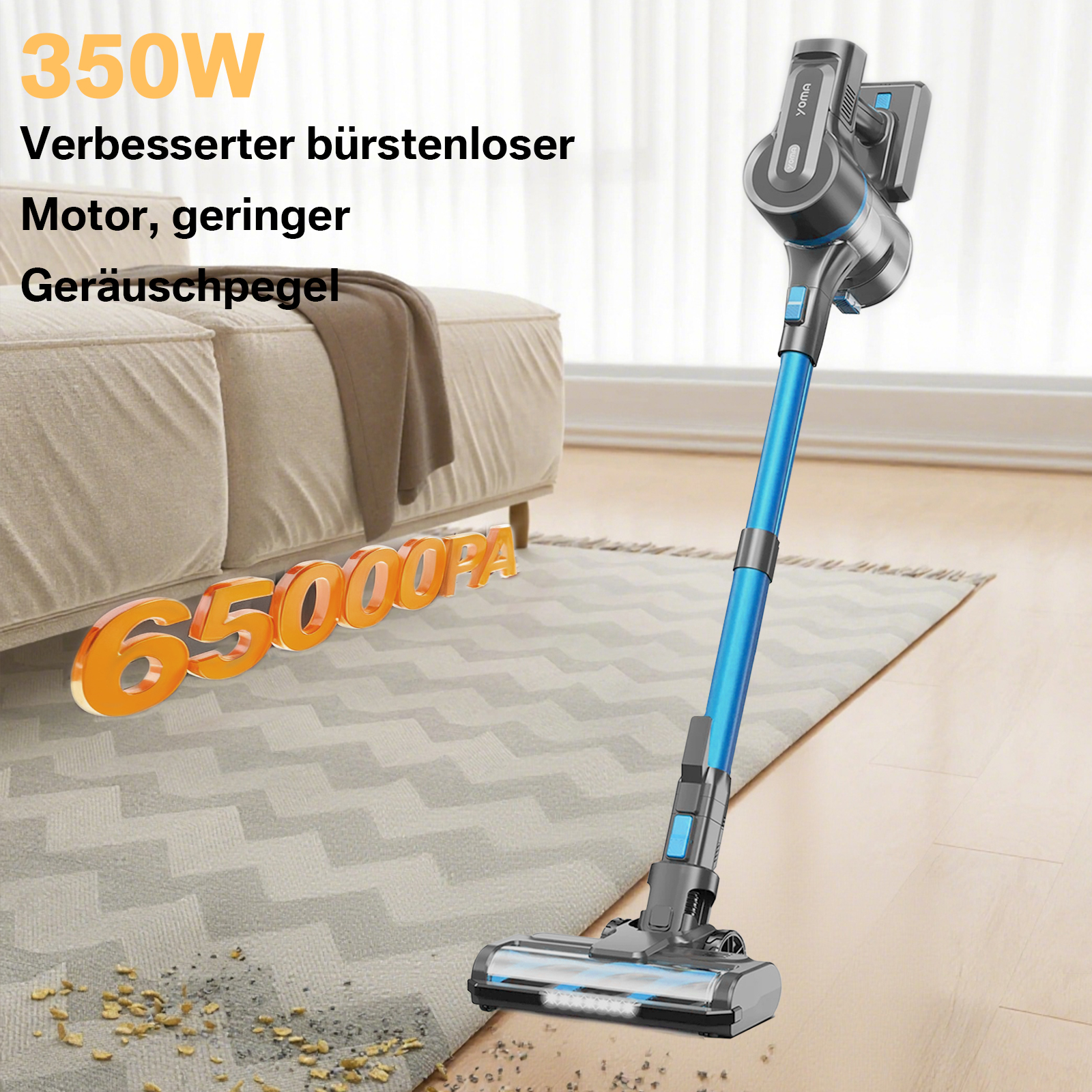 Ein blauer und schwarzer kabelloser Staubsauger auf einem Teppich. Der Teppich hat Schmutz darauf. Eine Couch ist dahinter.