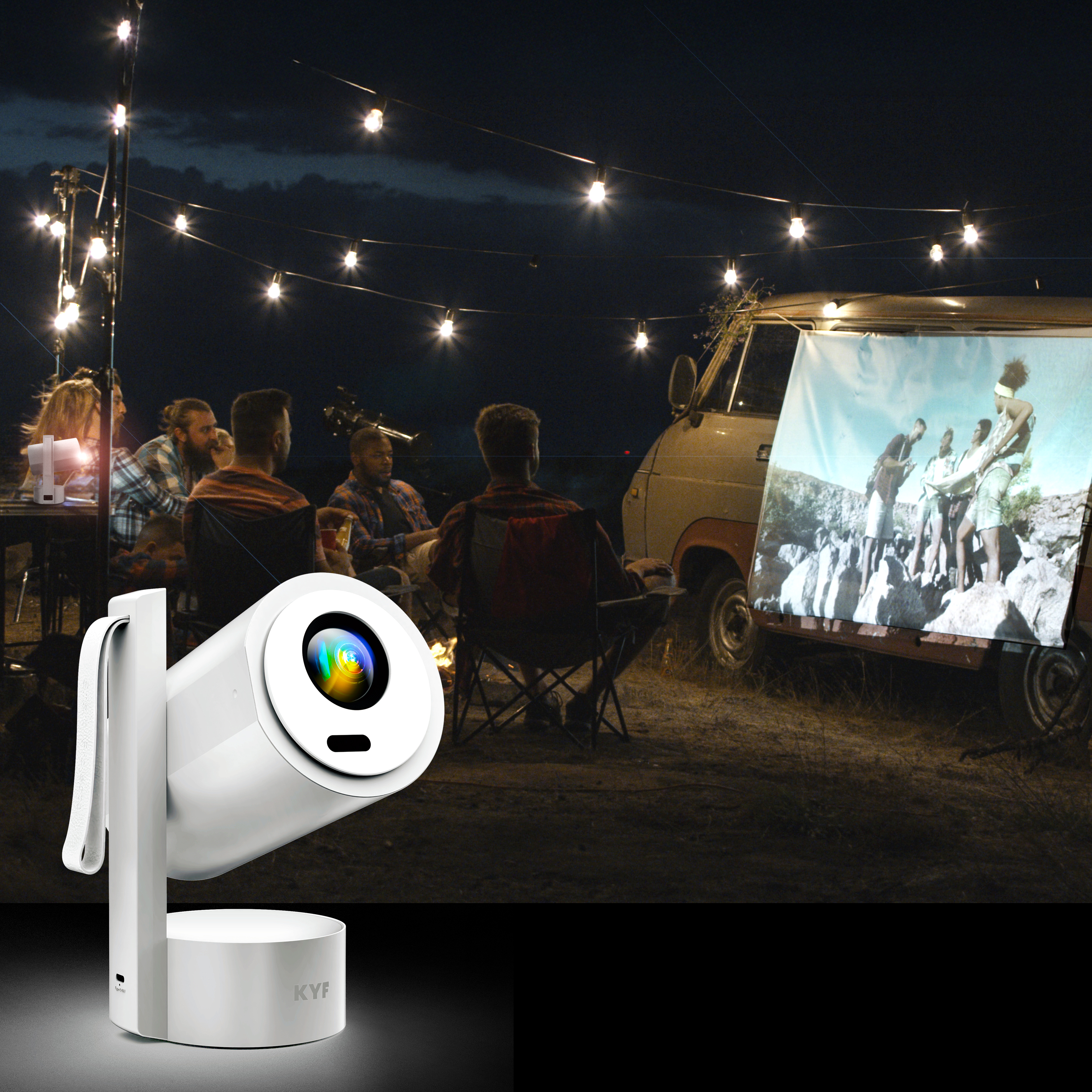 La gente ve una película proyectada en una furgoneta por la noche. Un proyector blanco está en primer plano. Luces de cadena arriba.
