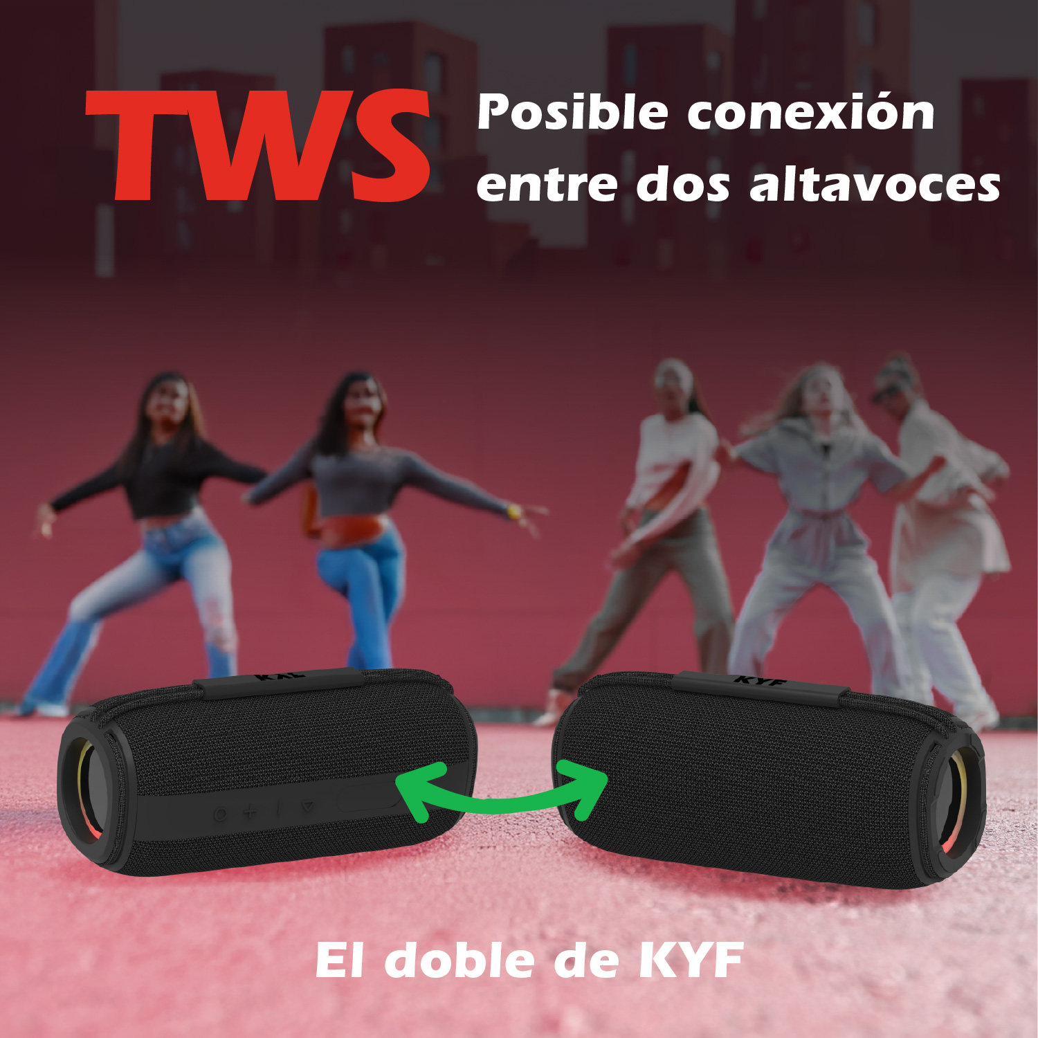 Dos altavoces negros con flechas verdes, un grupo de bailarines al fondo y texto rojo que dice "TWS" y "KYF".