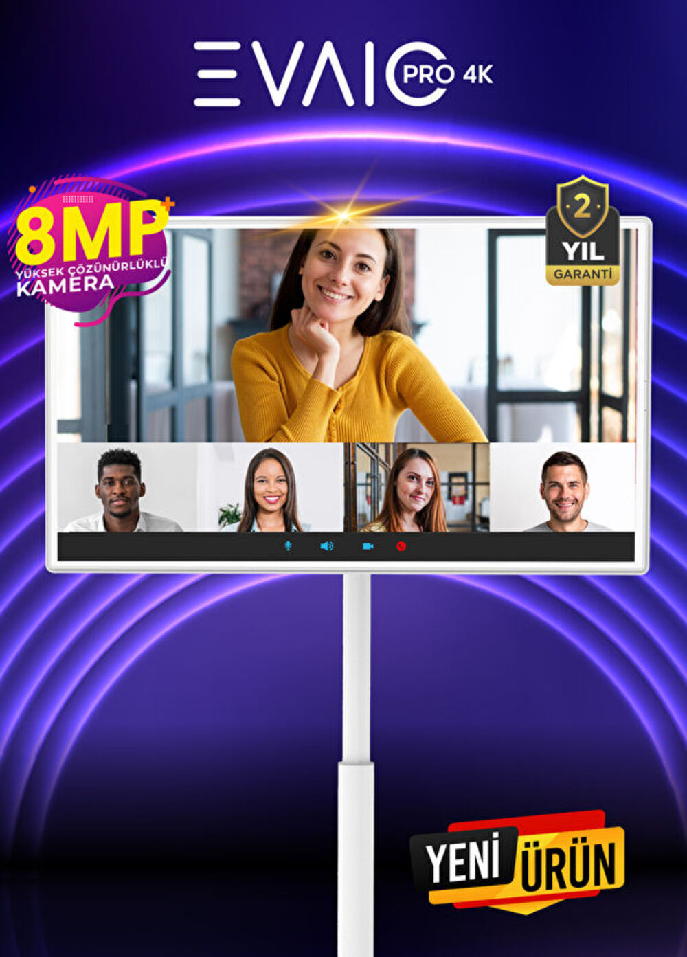 Bir video konferans cihazı için bir reklam. Ekranda 4 katılımcı ile bir kadın var. Arka plan mor.