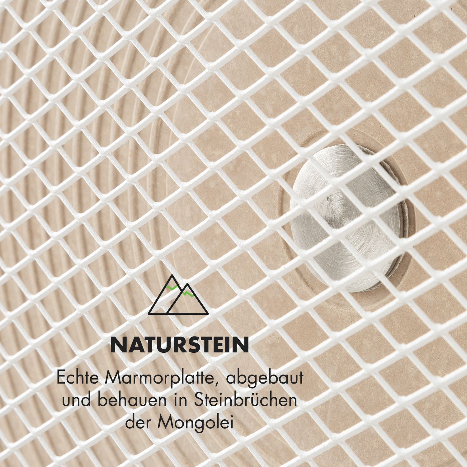 Gros plan d'une grille blanche sur une surface beige. Un élément métallique est visible. Texte : 'NATURSTEIN' et détails sur la pierre.