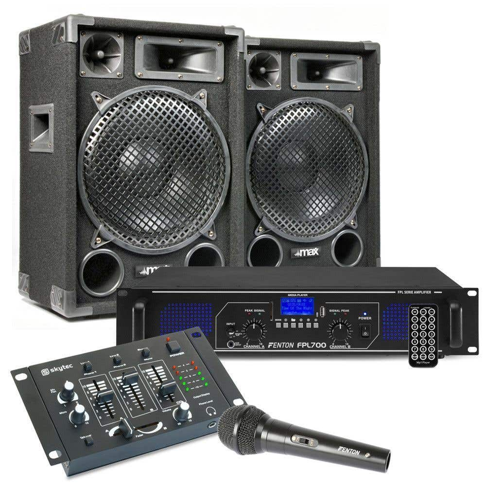 Dos altavoces negros, amplificador, mezclador y micrófono. Equipo de sonido. Los altavoces tienen rejillas protectoras.