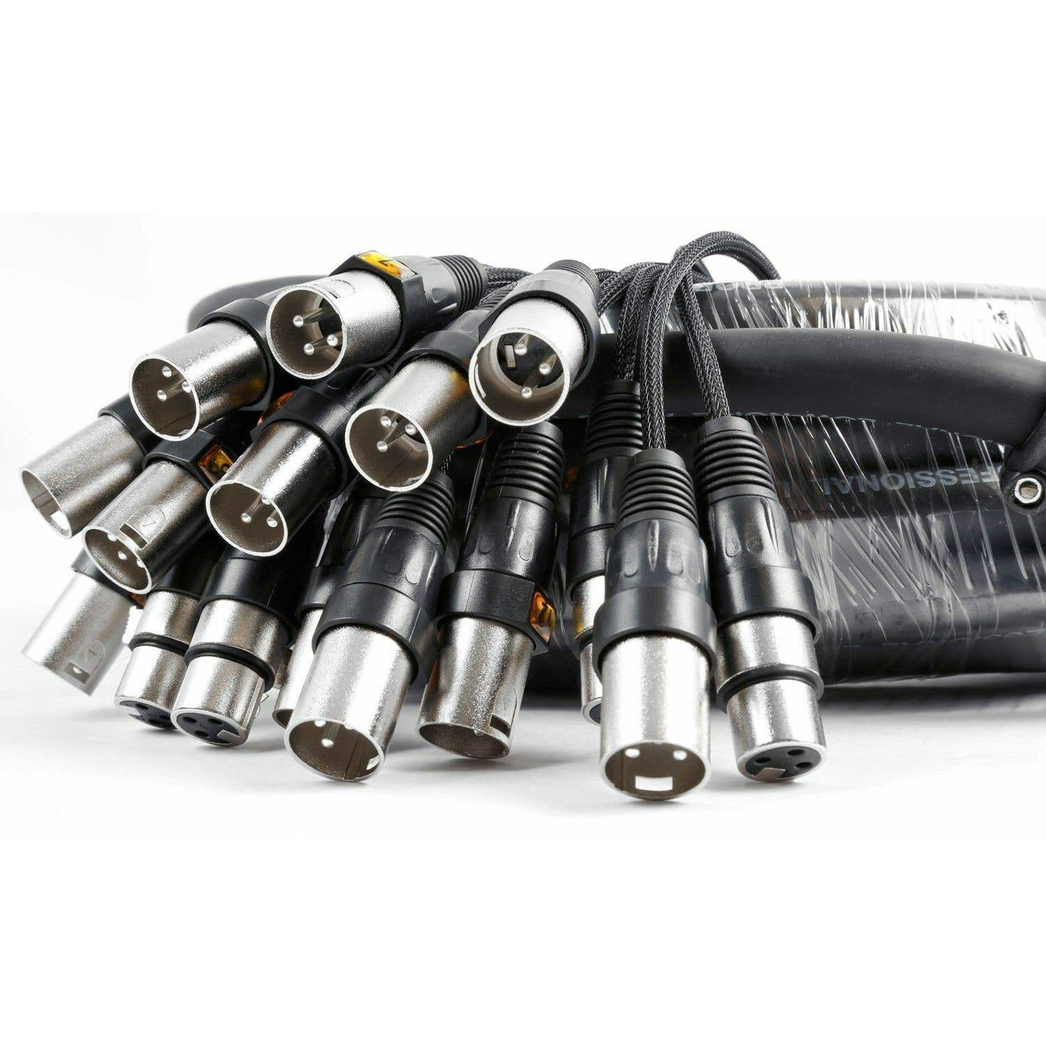 Un haz de cables de audio XLR con conectores plateados y carcasas de plástico negro está cuidadosamente dispuesto sobre un fondo blanco.